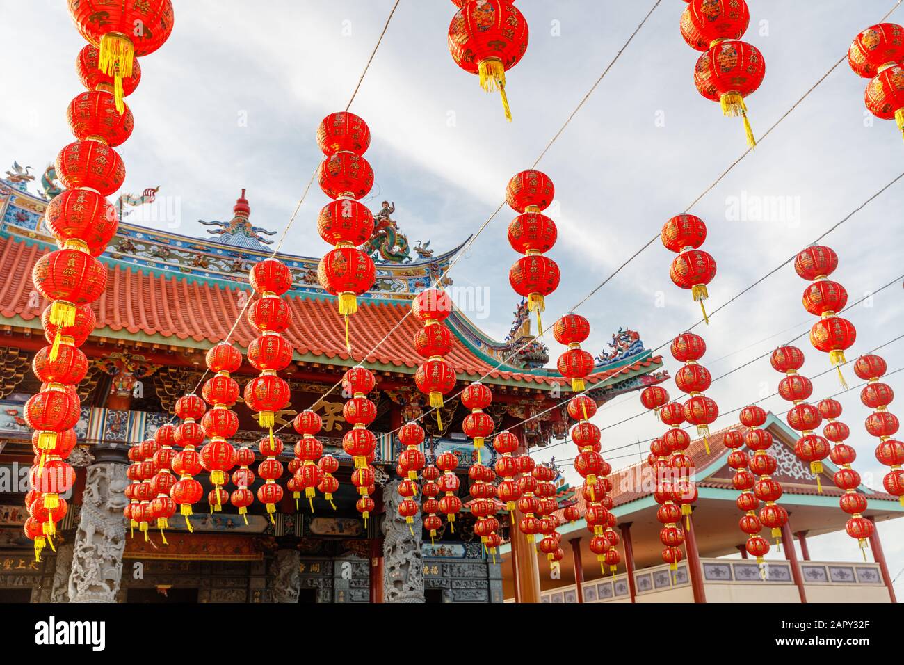 Rote Laternen für die Feier des chinesischen Lunar-Neujahrs in Vihara Satya Dharma, chinesischer buddhistischer Tempel in Benoa, Bali, Indonesien. Stockfoto