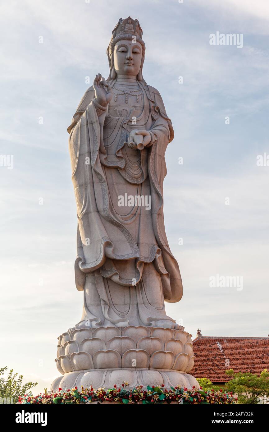 Große Steinstatue von Tianhou Mazu, chinesische Meeresgöttin in Vihara Satya Dharma, Chinesisch-buddhistischer Tempel. Benoa Hafen, Bali, Indonesien. Vertikales Bild. Stockfoto
