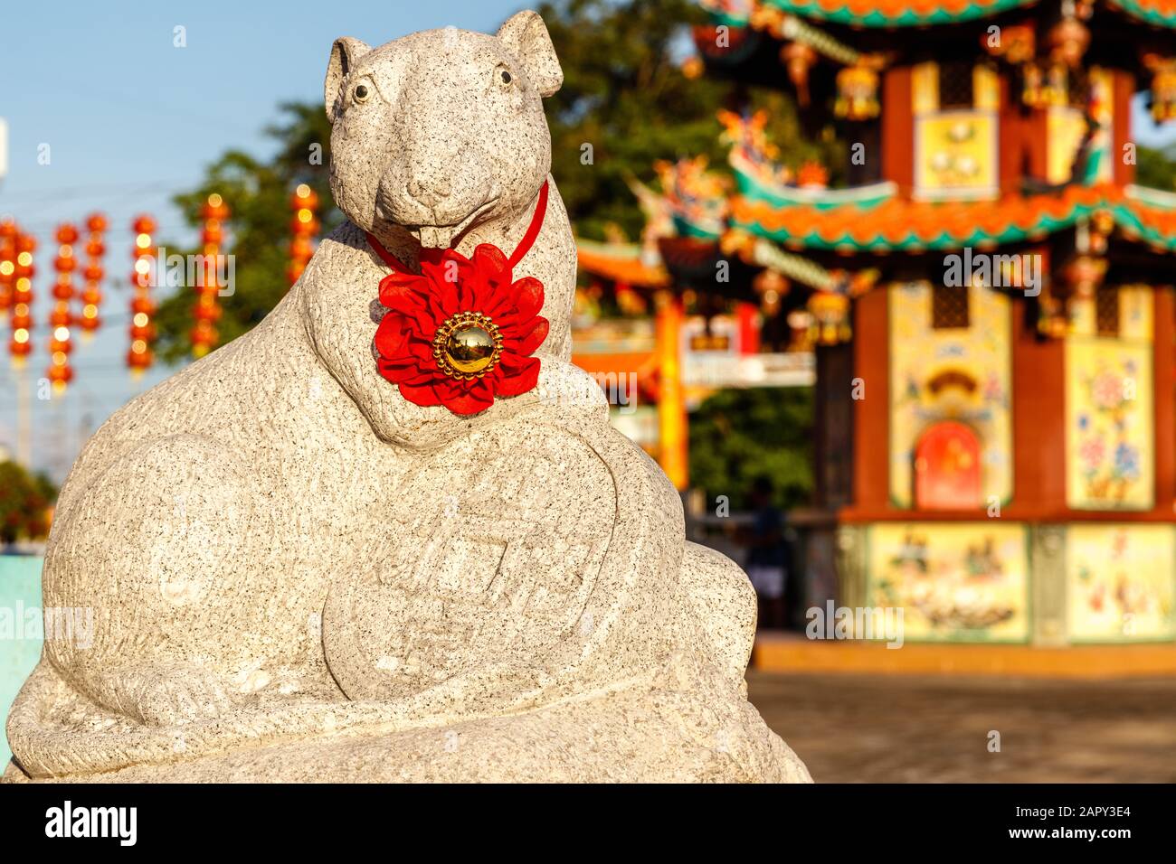 Statue einer Maus mit einer Münze, die für Lunar New Year (Imlek) im chinesischen buddhistischen Tempel dekoriert ist. Vihara Satya Dharma, Benoa, Bali, Indonesien. Stockfoto