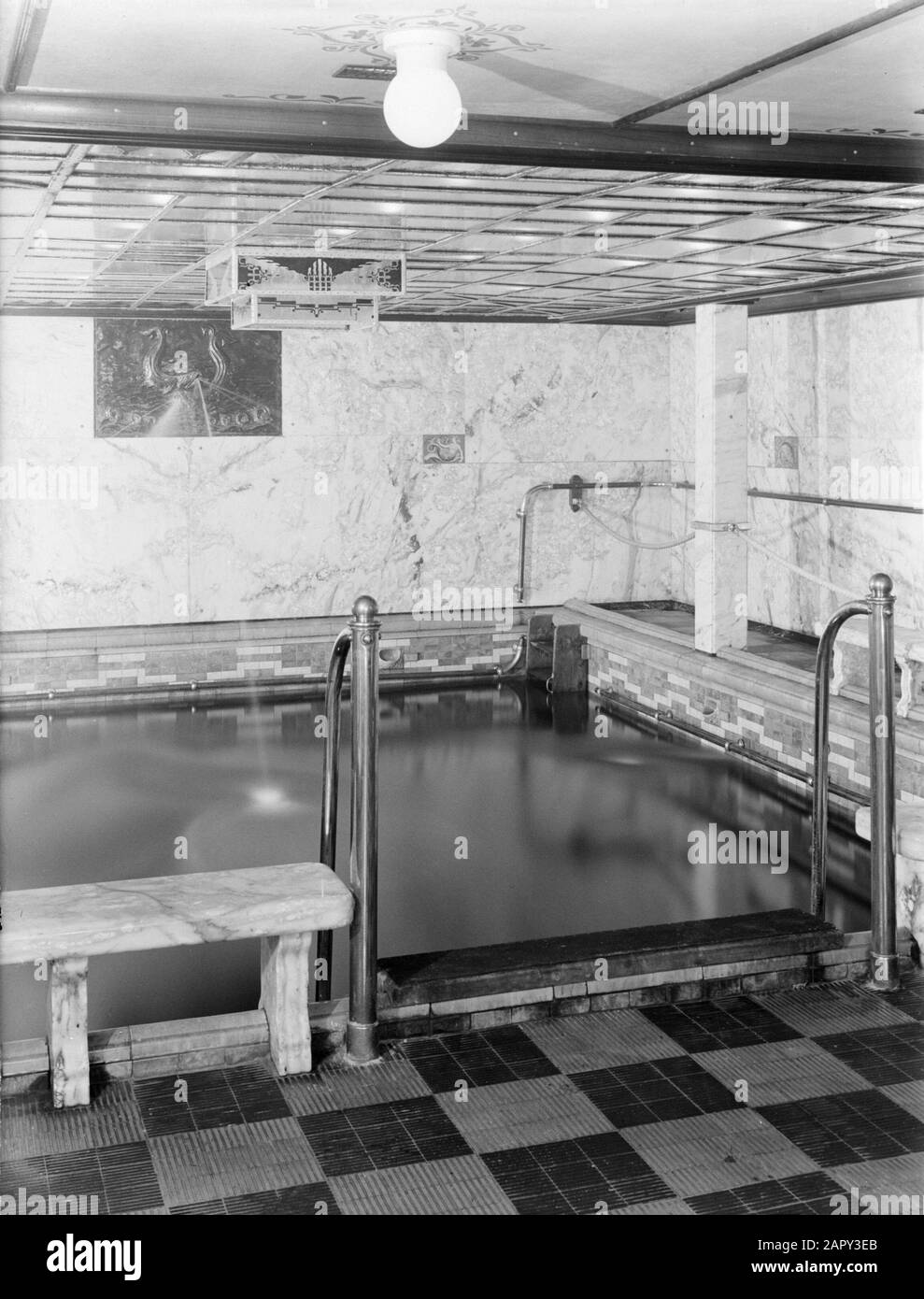 Schwimmhalle der MS Kolumbien auf dem Passagierschiff Kolumbien der KNSM Anmerkung: Kolumbien wurde 1930 gestartet und wurde 1943 torpiert. Das Gerät wurde vermutlich von C.A. entworfen Lion Cachet Datum: 1934 Schlüsselwörter: Schiffe, Pools Institution Name: Kolumbien, KNSM Stockfoto