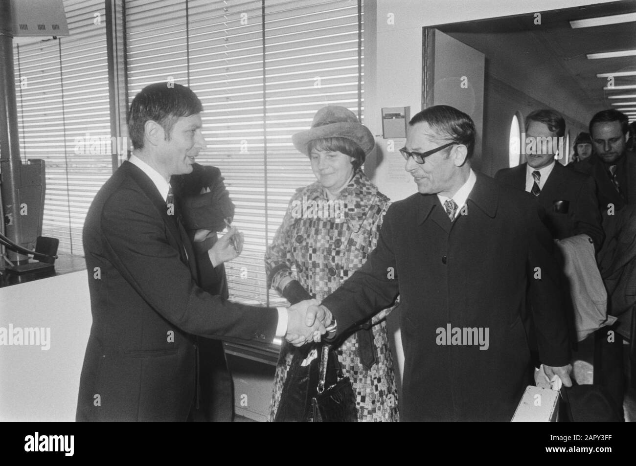 Schwedischer Justizminister Geygel auf Schiphol, abgeholt von Van Agt Datum: 5. april 1976 Ort: Noord-Holland, Schiphol Schlüsselwörter: Minister Stockfoto