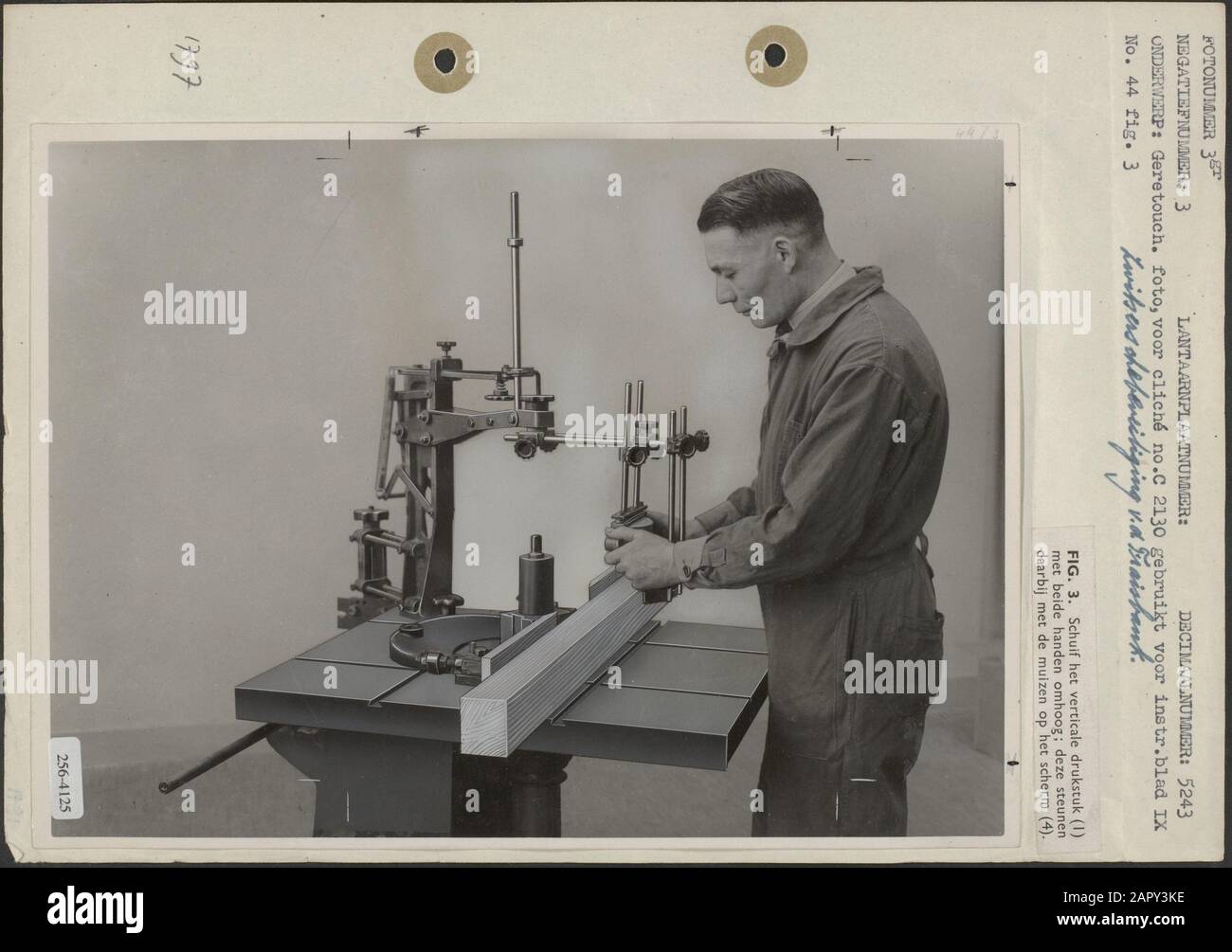 Schweizer Sicherheit der Fräsmaschine Schweizer Sicherheit der Fräsmaschine; vertikales Druckstück mit beiden Händen nach oben schieben; diese stützen sich mit den Mäusen auf dem Bildschirm Anmerkung: Siehe Datum von 1798: Undatierte Stichwörter: Sicherheit, Fräsmaschinen, Holzbearbeitungsmaschinen, Holzindustrie Stockfoto