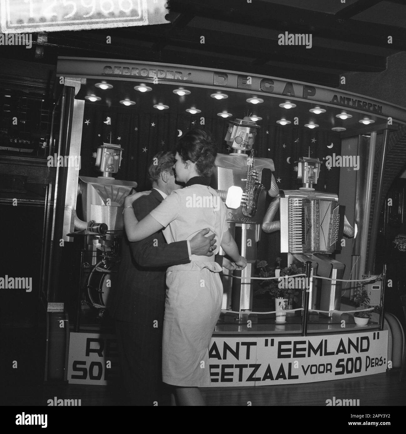 Robotorkest in Soestdijk Datum: 12. Juni 1961 Ort: Soestdijk, Utrechter Schlüsselwörter: Orchester, Roboter Stockfoto