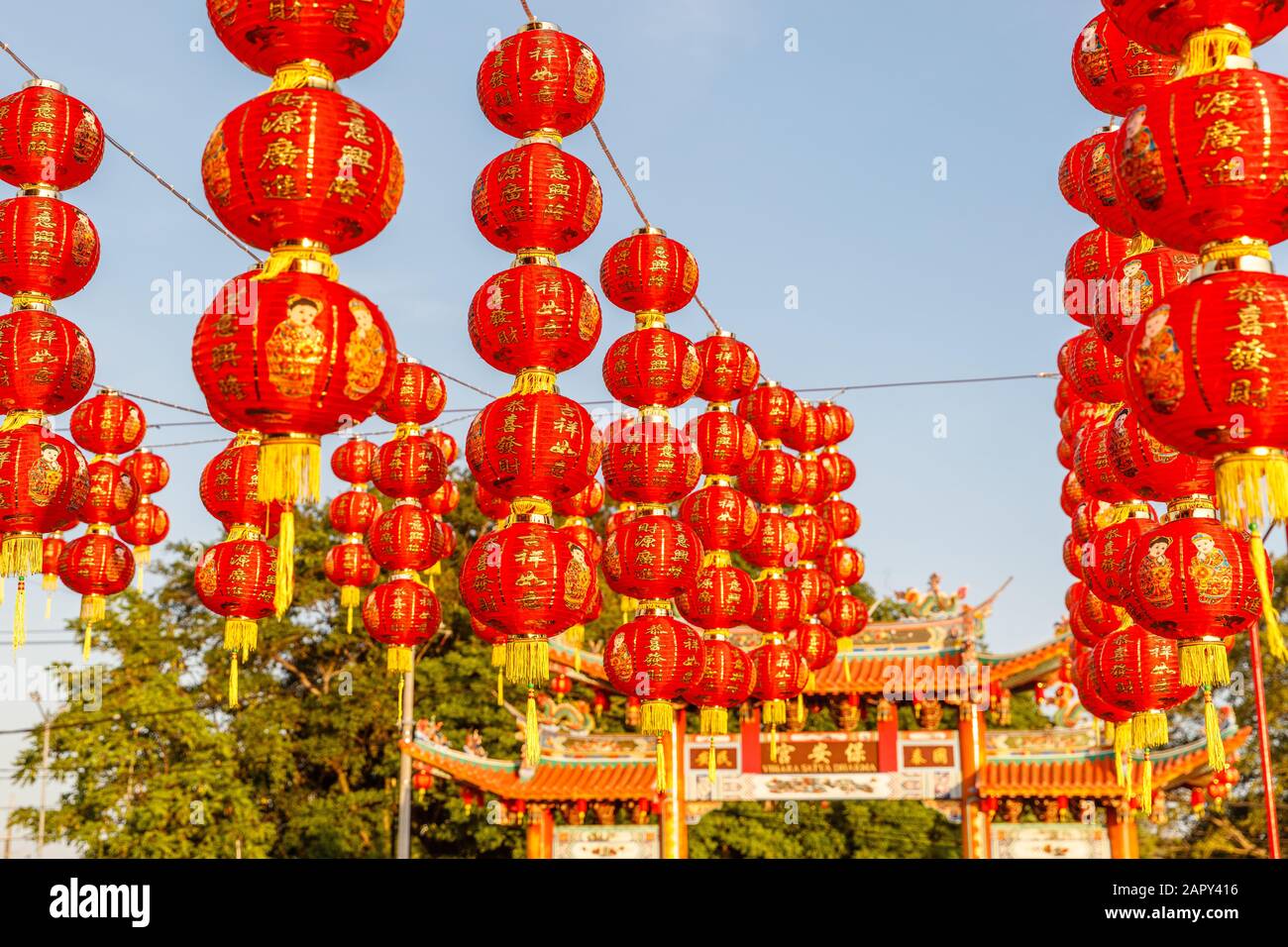 Rote Laternen für die Feier des chinesischen Lunar-Neujahrs in Vihara Satya Dharma, chinesischer buddhistischer Tempel in Benoa, Bali, Indonesien. Stockfoto