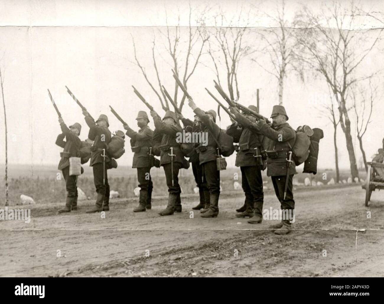Weltkrieg: Luftkrieg: Gruppe deutscher Soldaten feuert mit ihren Gewehren in der Luft, um das belgische Kampfflugzeug abzulegen. Belgien: Stockfoto