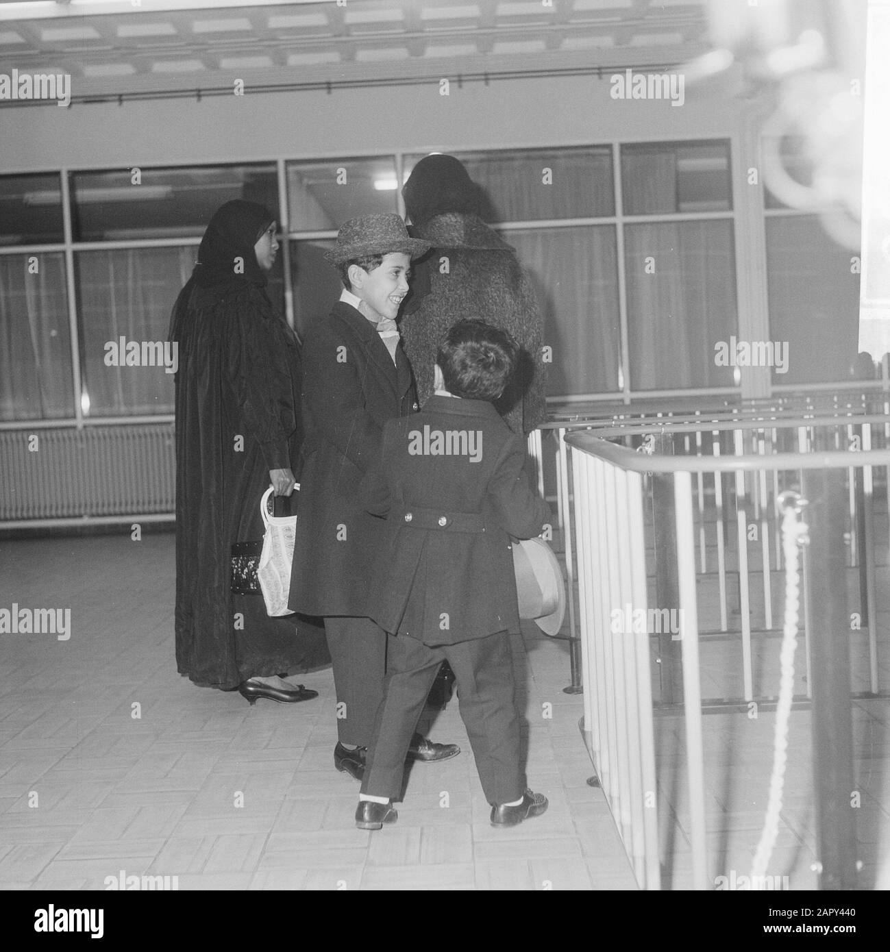 Prinz Addulah Ben Mohammed al Saued am Flughafen Schiphol. Zwei seiner Söhne und seiner Frau Prinzessin Sita (auf der Rückseite gesehen) Datum: 9. November 1961 Ort: Noord-Holland, Schiphol Schlüsselwörter: Ankunft persönlicher Name: Abdullah bin Abdul Aziz Al Saud, Prinz von Saudi-Arabien Stockfoto