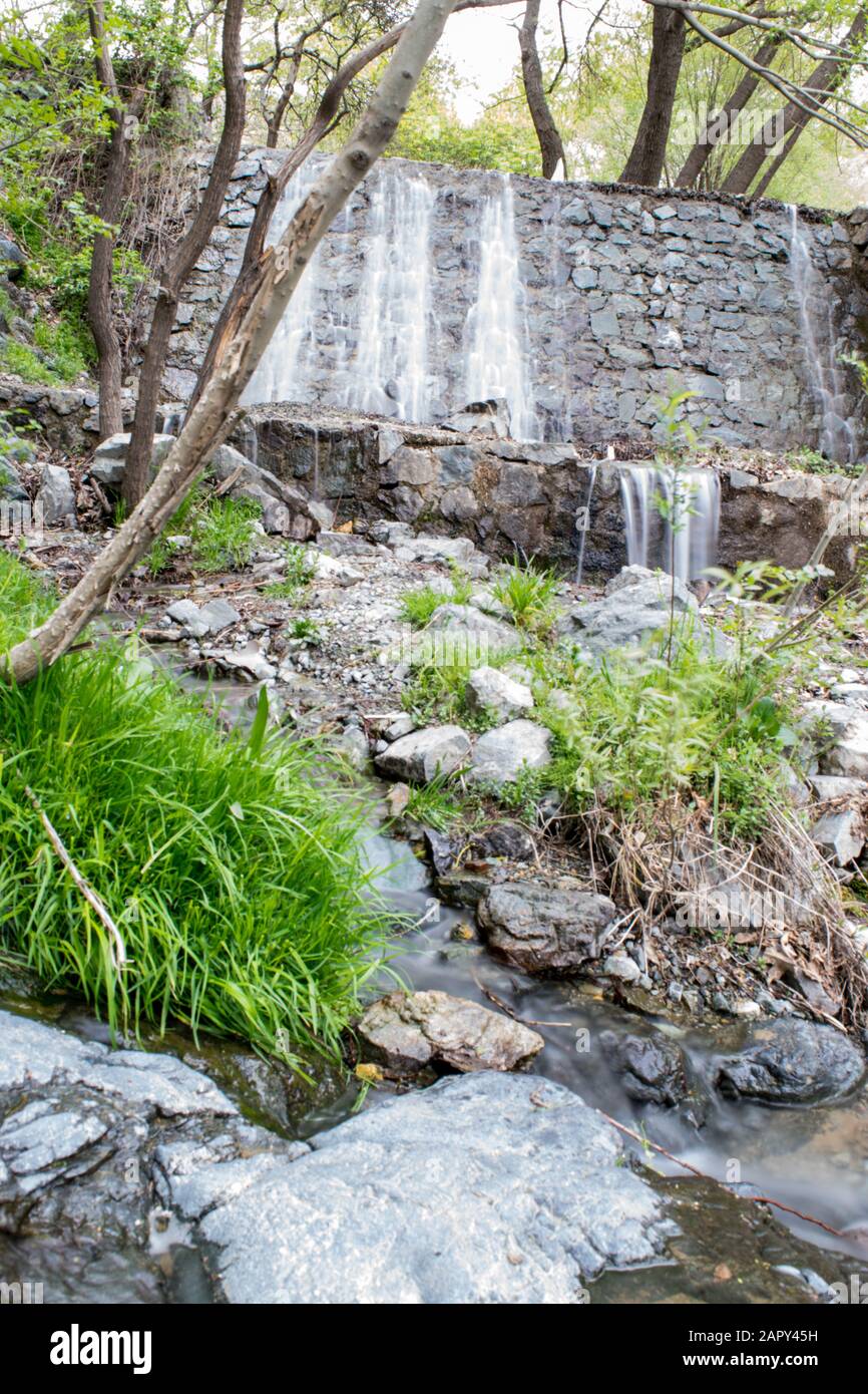 Langzeitfotografie mit künstlichem Wasserfall auf dem Weg des Flusses Golab darreh, nördlich von teheran, iran Stockfoto