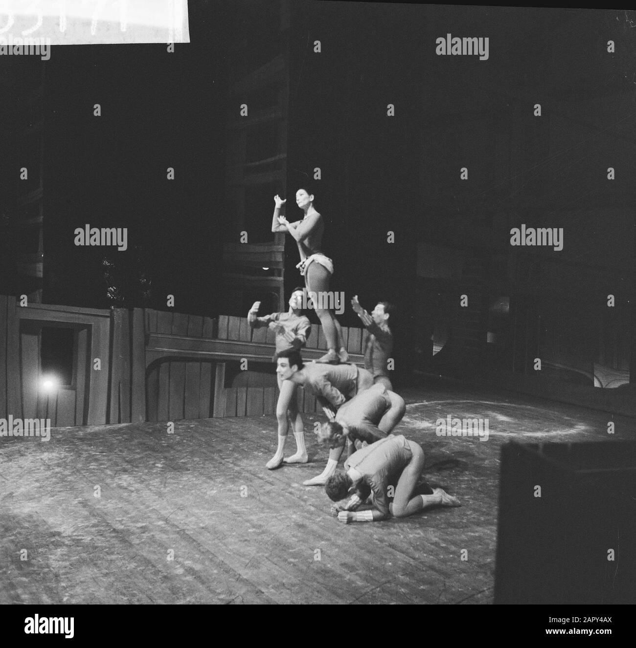 Premiere des Nationalballetts in Stadschouwburg. Tanzszenen Datum: 20. Dezember 1961 Ort: Amsterdam Schlagwörter: Ballett, Tänzer Stockfoto