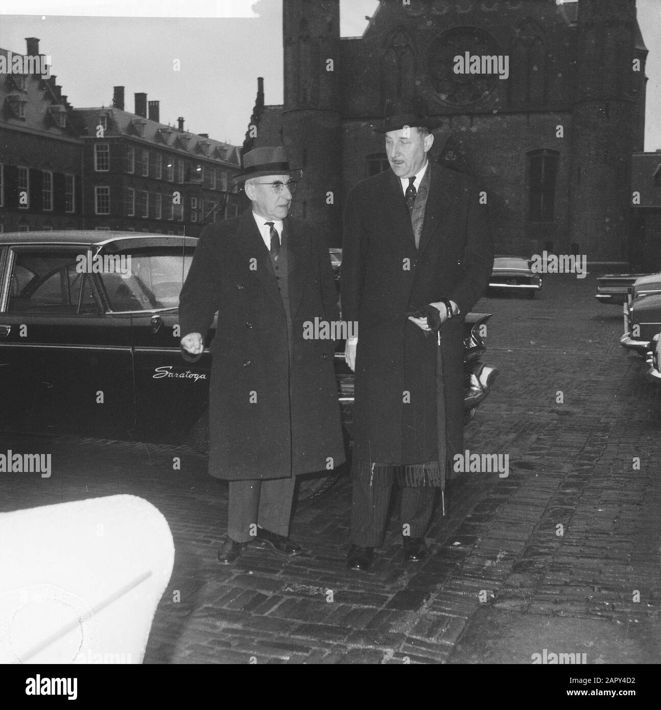 Informieren Sie das Haus über den Angriff Indonesiens. Ankunftsminister Luns und Premierminister de Quay Datum: 19. Januar 1962 Ort: Indonesien Schlüsselwörter: Informationen, Ankunft persönlicher Name: LUNs, J.A.M. H., Luns, Joseph, Quay, Jan de Stockfoto