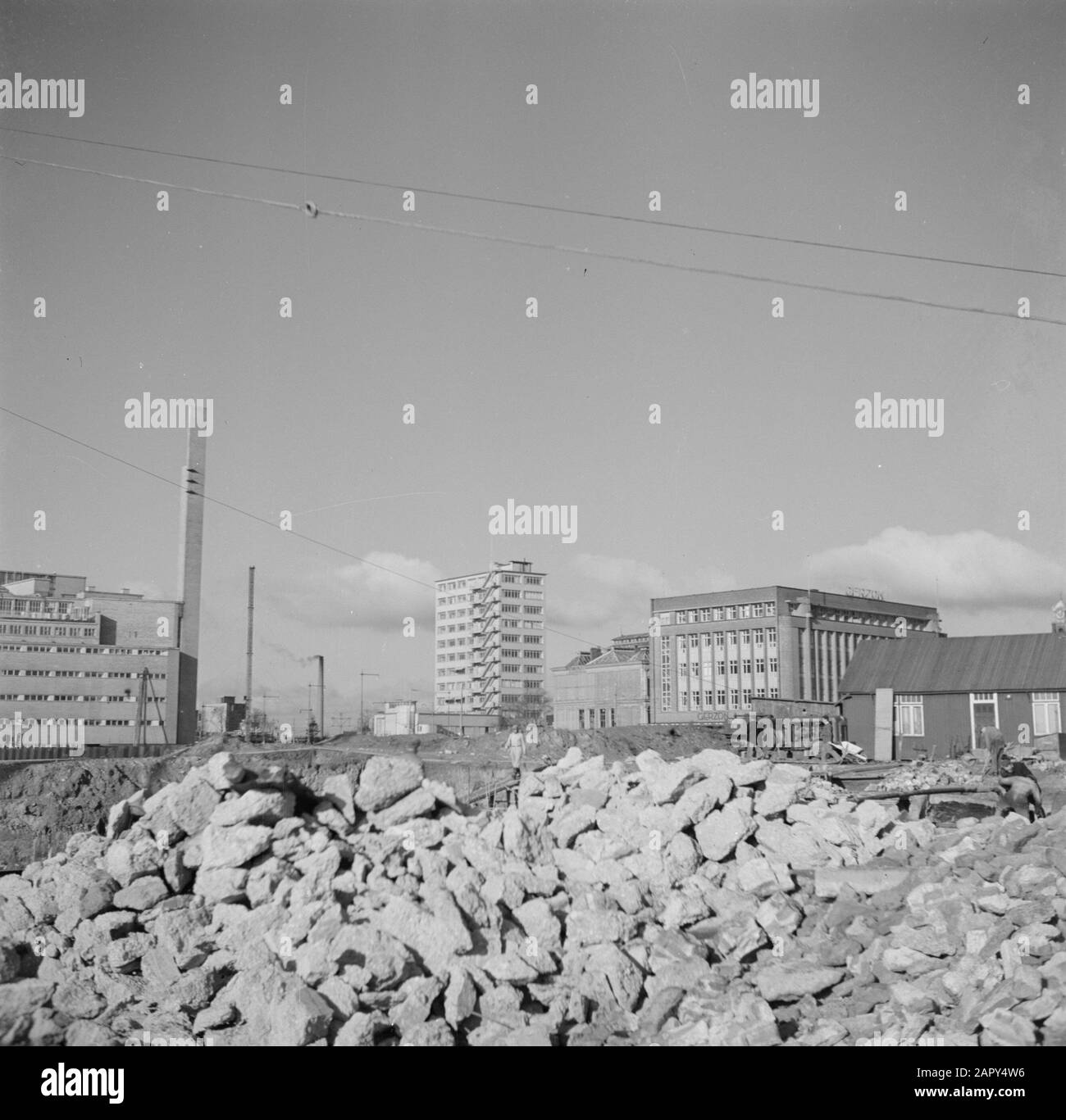 Umbau des Rotterdamer Modemagazins Gerzon rechts, Überbleibsel des Bijenkorfs links und Neubau in der Mitte. Anmerkung: Foto ist gespiegelt Datum: 14. November 1945 Ort: Rotterdam, Zuid-Holland Schlüsselwörter: Bauarbeiter, Trümmer, Wiederaufbau, Geschäfte Stockfoto