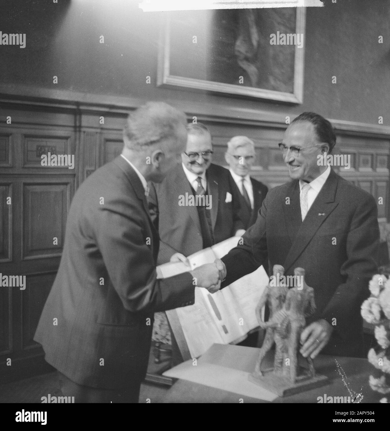 King Willem III Preis für Herrn Maximilian Lips Mr. Lips und Kommissar der Koningin Mr. dr. C. Kartma Datum: 12. Juni 1962 Stockfoto