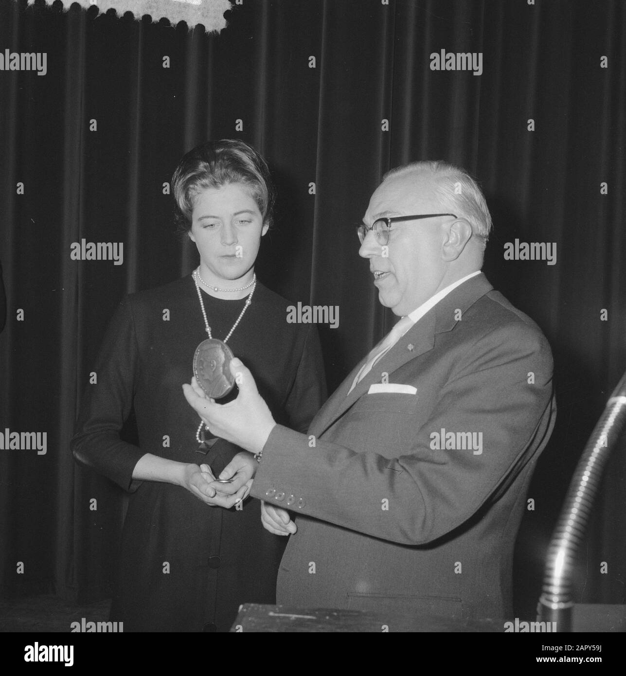 Red Cross Award Landsteinerpenning Datum: 14. März 1962 Schlagwörter: Anefo Institutionname: Rotes Kreuz Stockfoto