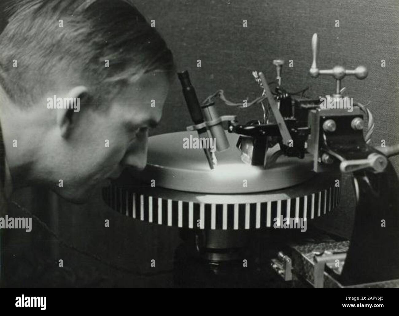 Schallplattenherstellung: Ein Toningenieur überprüft die Aufnahme. [1935]. Stockfoto