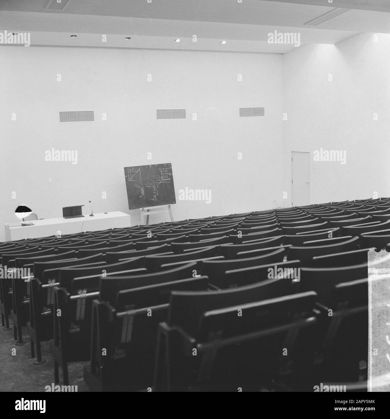 R.K. Economie College Tilburg Datum: 9. November 1962 Ort: Noord-brabant, Tilburg Schlüsselwörter: Inneres, Schulen Stockfoto