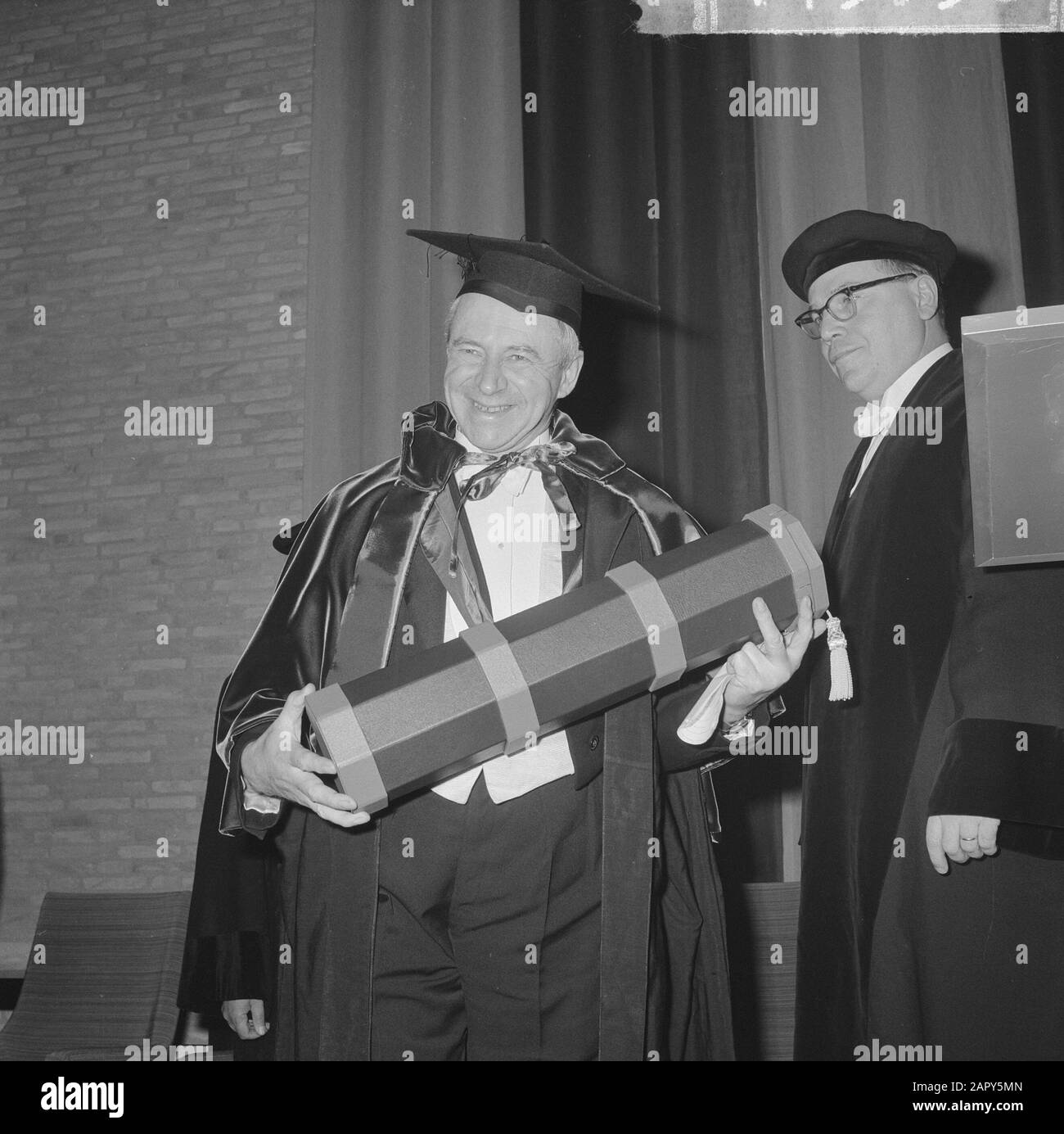 Verleihung der Doktortitel in Tilburg, Colin Clarke, Professor an der Universität Oxford, mit Bulle Date: 15. November 1962 Ort: Noord-brabant, Tilburg Schlüsselwörter: Ehrendoktorate, Universitäten Personenname: Clarke, Colin Stockfoto