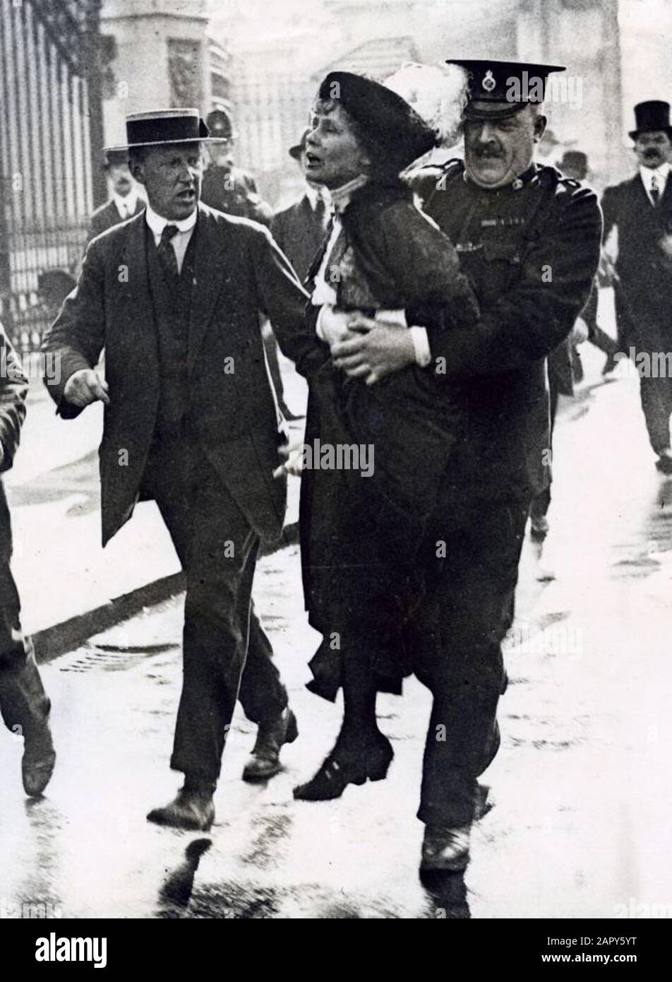 Frauenwahlrecht. Verhaftung der Suffragette Emmeline Pankhurst durch einen Polizisten aus dem Zaun des Buckingham Palace während einer Demonstration für die Emanzipation der Frau. London, England, [1907-1914]. Suffragette (Frauenrechtsbewegung) Emmeline Pankhurst wurde verhaftet, nachdem sie in der Nähe des Buckingham Palace protestiert hatte. London, England, [1907-1914]. Stockfoto