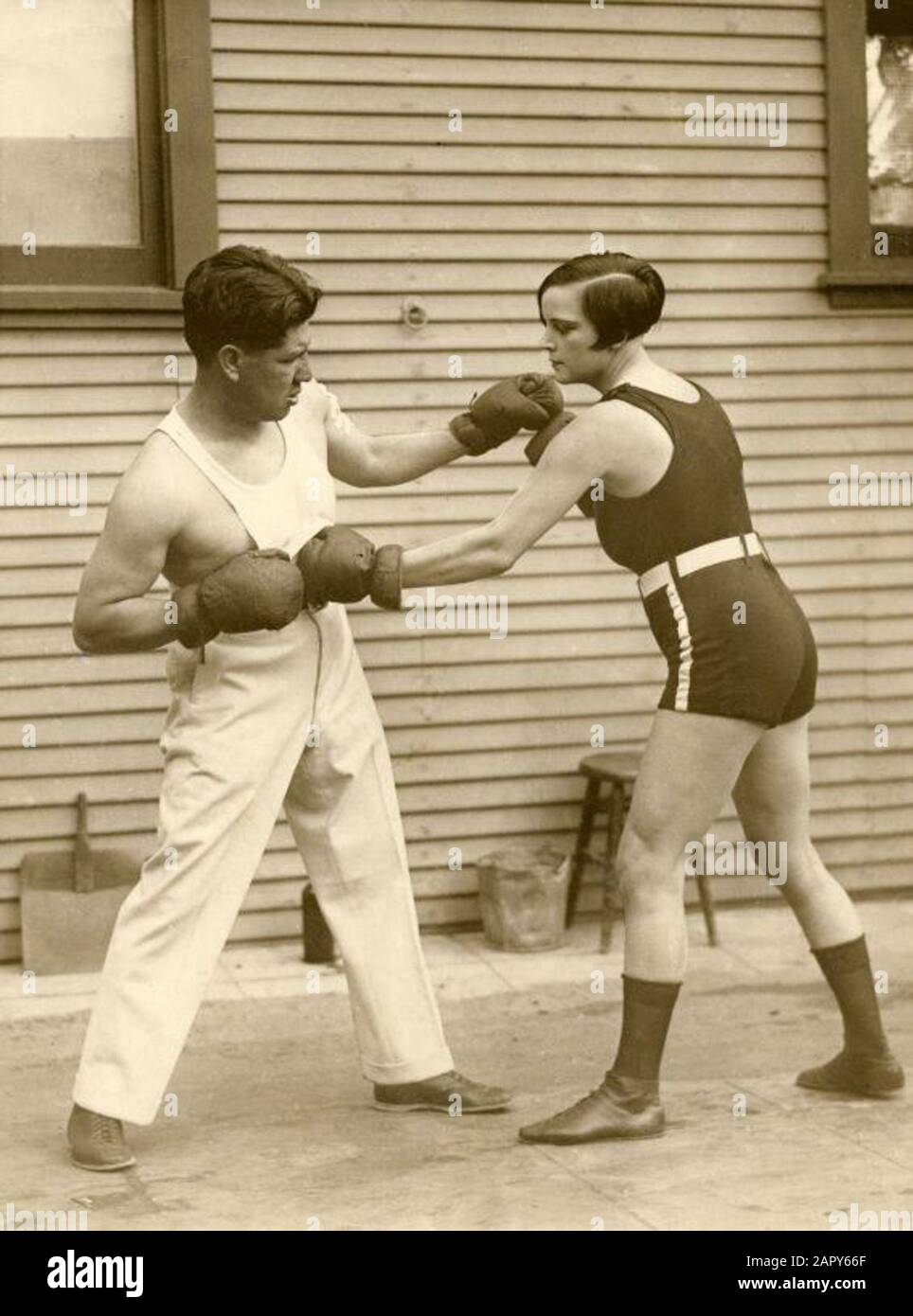Die Weltmeisterin boxt im Leichtgewicht Louise Adler trainiert mit dem Preiskämpfer Joe Rivers für das Spiel, in dem sie ihren Titel verteidigen wird, die Vereinigten Staaten 1926. Stockfoto