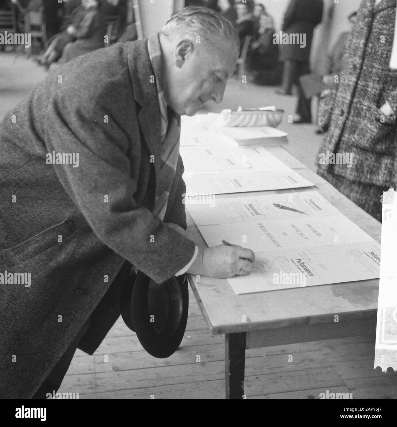 PvdA-Demonstration in den Haag gegen die Politik bezüglich der Anmerkung zu Neuguinea: Jacques de Kadt unterzeichnet Petition Datum: 14. april 1962 Ort: Den Haag, Zuid-Holland Schlüsselwörter: Demonstrationen, politische Parteien persönlicher Name: Kadt, Jacques de Institution Name: PvdA Stockfoto