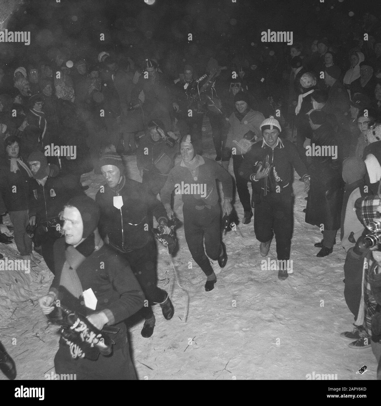 Elfstedentocht 1963 Die Teilnehmer beim Rennen auf dem Eis am Starttermin: 18. Januar 1963 Ort: Friesland, Leeuwarden Schlüsselwörter: Skating, Sporteinrichtung Name: Elfstedentocht Stockfoto