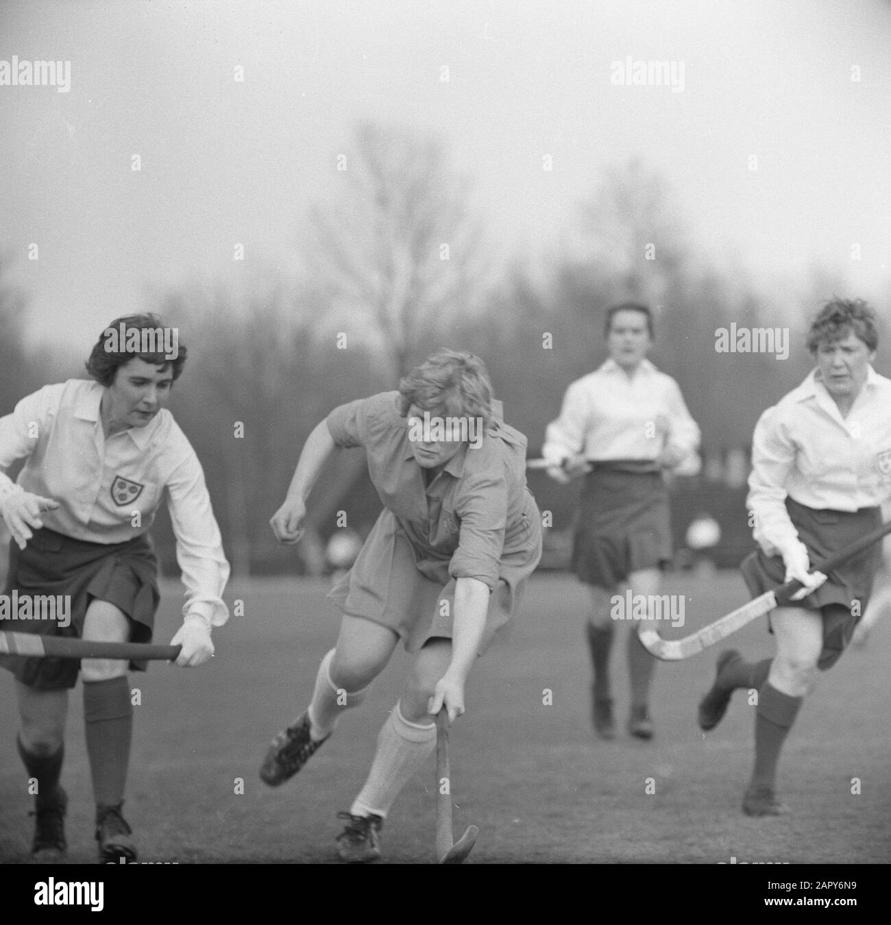 Hockey Niederlande gegen England (Damen) 2-2 Spielmoment Datum: 23. april 1962 Ort: Großbritannien, Niederlande Schlagwörter: Hockey Stockfoto
