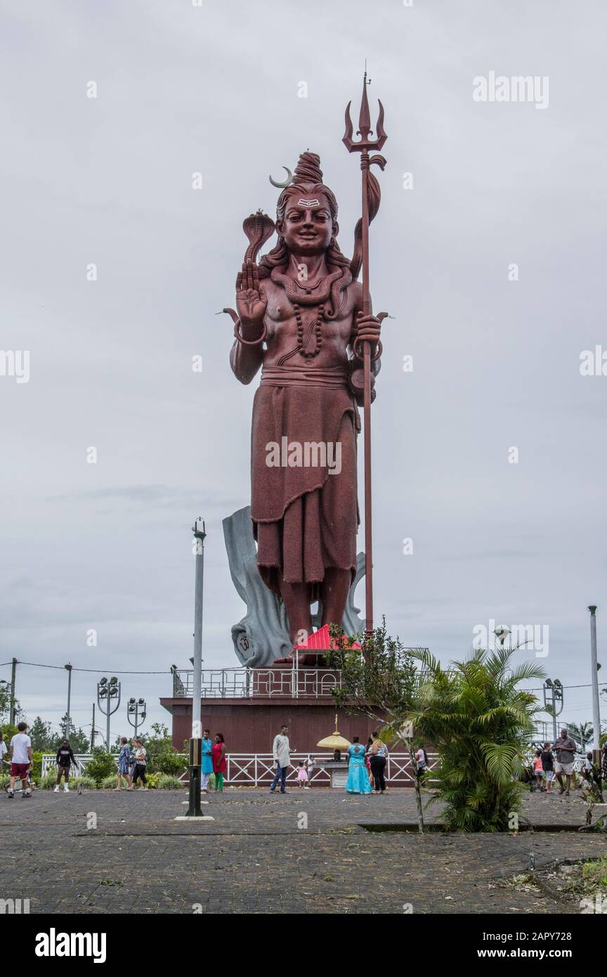 Die aufragende Statue von Shiva an der heiligen hindu-stätte von Grand Bassin wird auch Ganga Talao im Black River National Park auf Mauritius genannt Stockfoto