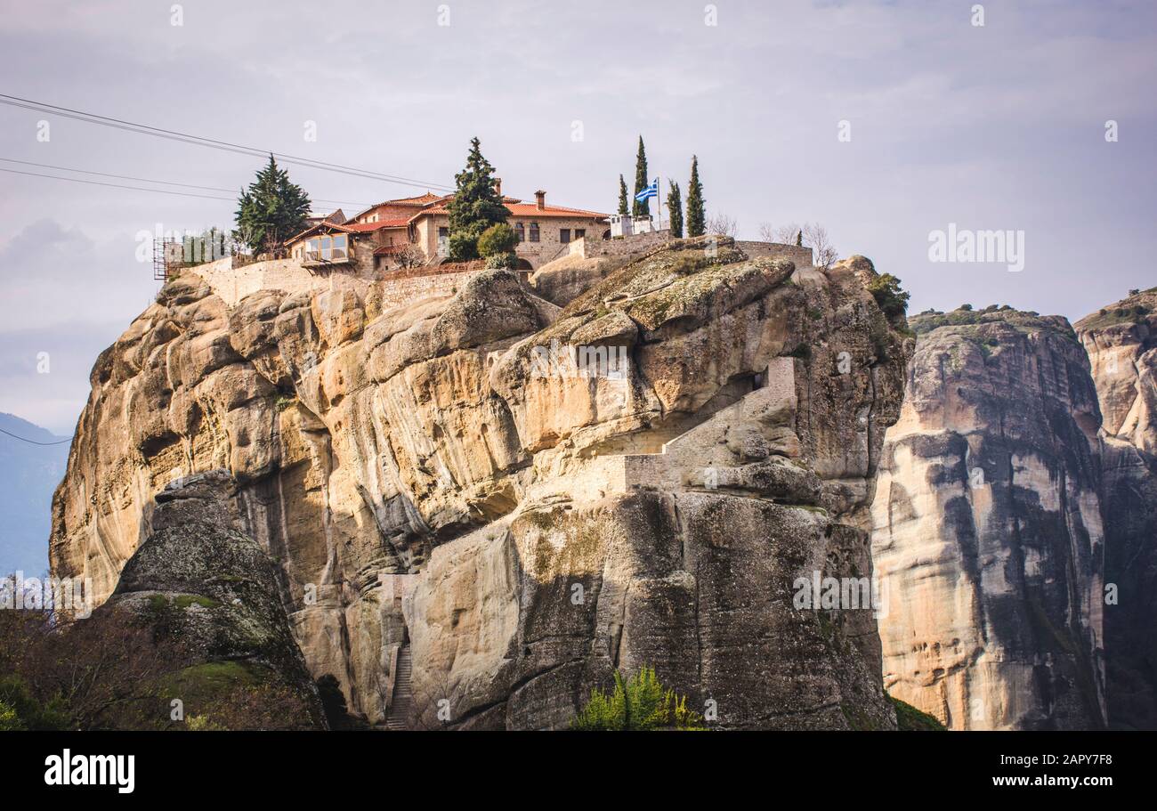 Blick auf die beeindruckenden Meteora-Felsen und die darüber liegenden Klöster. EIN beliebter, magischer Ort. Stockfoto