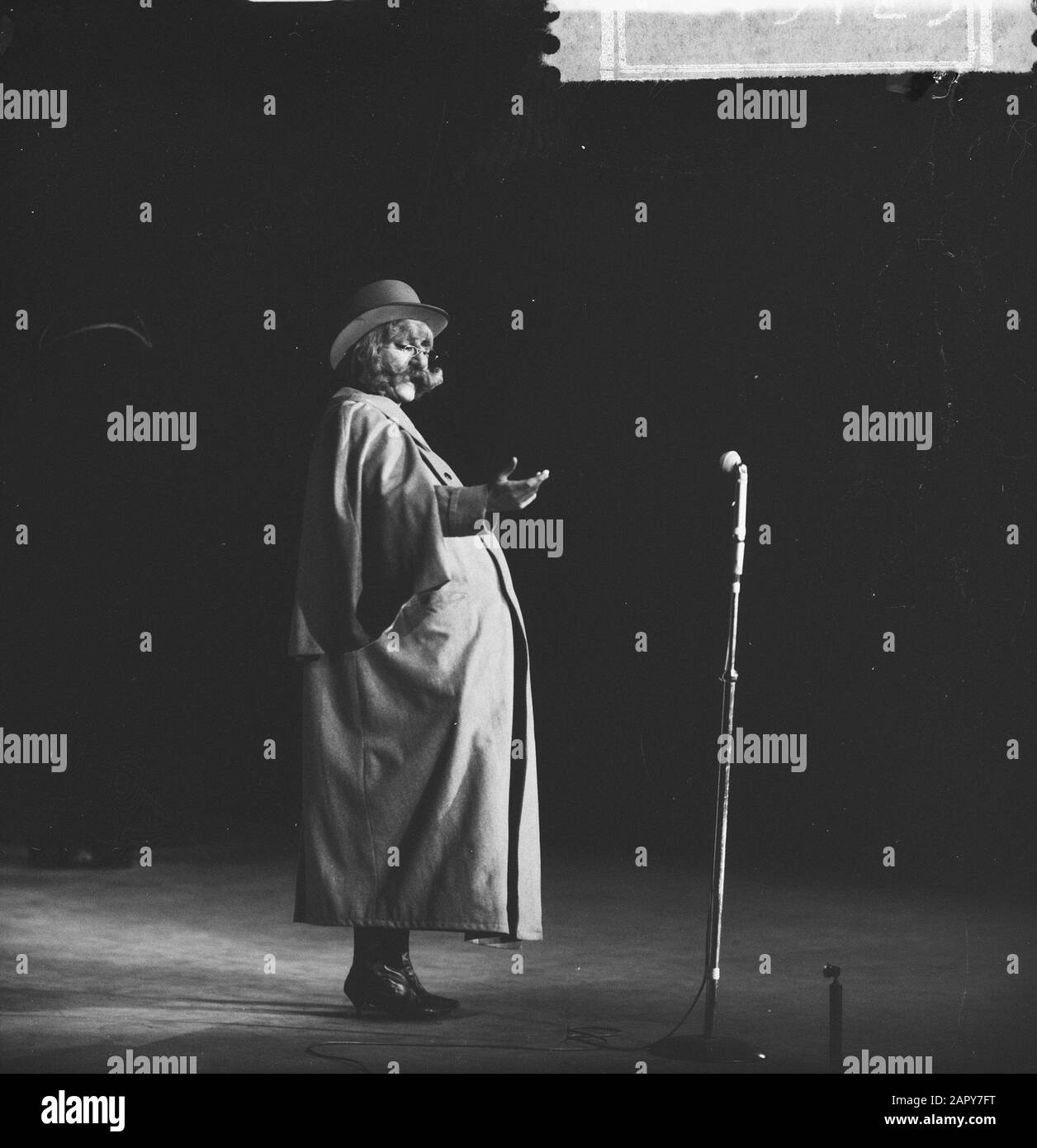 RIKA Jansen in ihrer One Woman Show, in der Szene, in der sie einen alten Wiener Coachman imitiert Datum: 26. März 1963 Schlüsselwörter: Szenen Stockfoto