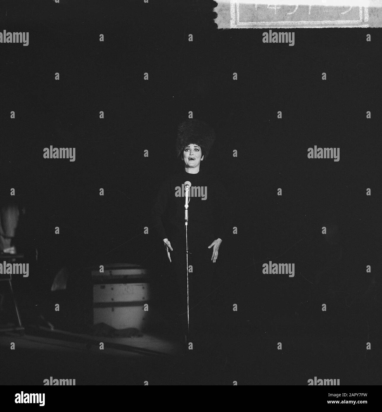 RIKA Jansen in ihrer One Woman Show, in der Szene, in der sie einen alten Wiener Coachman imitiert Datum: 26. März 1963 Schlüsselwörter: Szenen Stockfoto