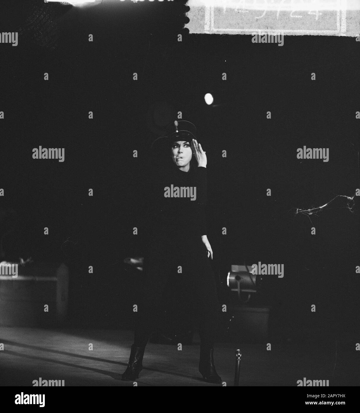 RIKA Jansen in ihrer One Woman Show, in der Szene, in der sie einen alten Wiener Coachman imitiert Datum: 26. März 1963 Schlüsselwörter: Szenen Stockfoto