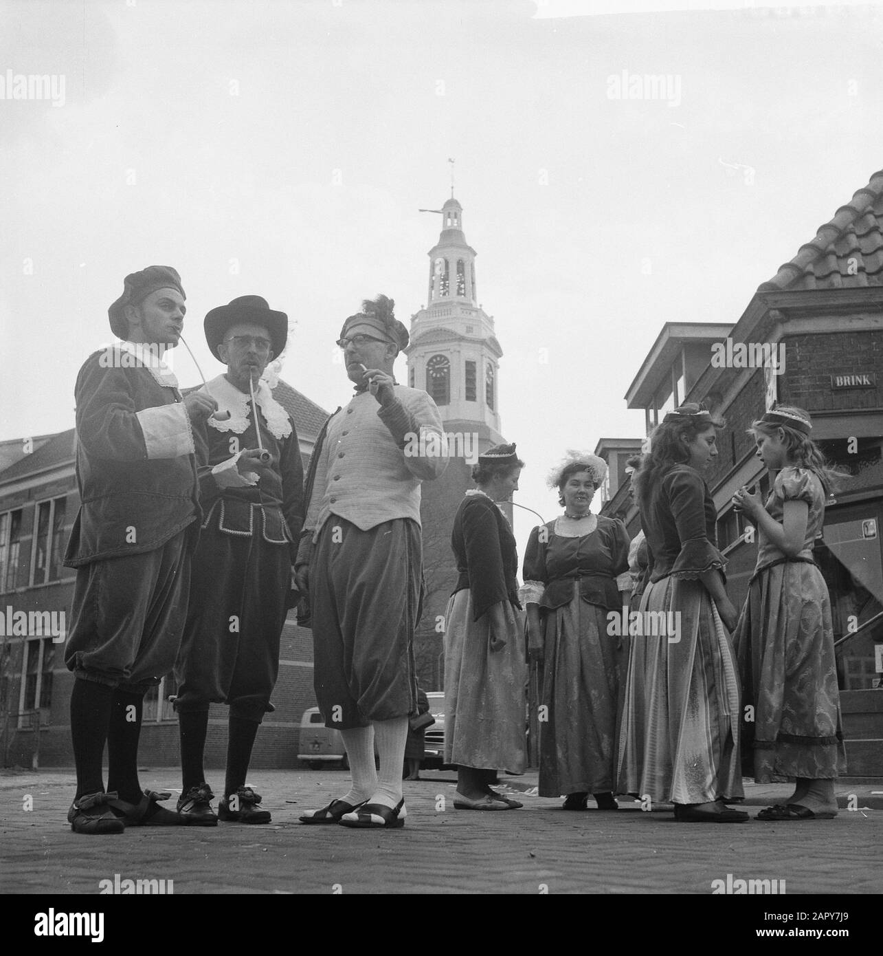 Nijkerk 550 Jahre. Familie in alter Kleidung auf dem Markt miteinander sprechen Datum: 26. März 1963 Ort: Nijkerk Schlagwörter: Kleidung, Familien, Märkte Stockfoto