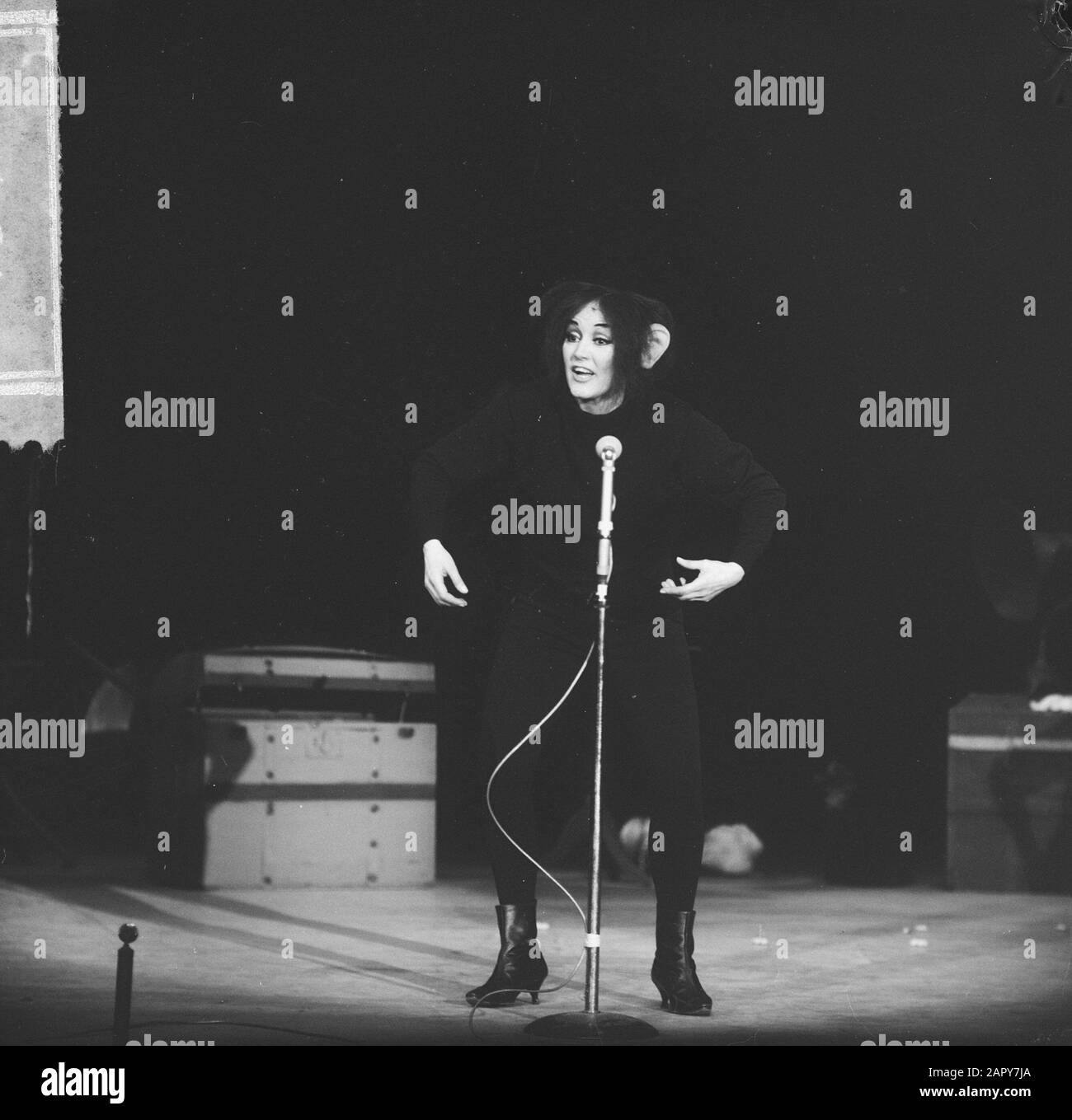 RIKA Jansen in ihrer One Woman Show während der Probe The Monkey Scene Datum: 26. März 1963 Schlüsselwörter: Proben Stockfoto