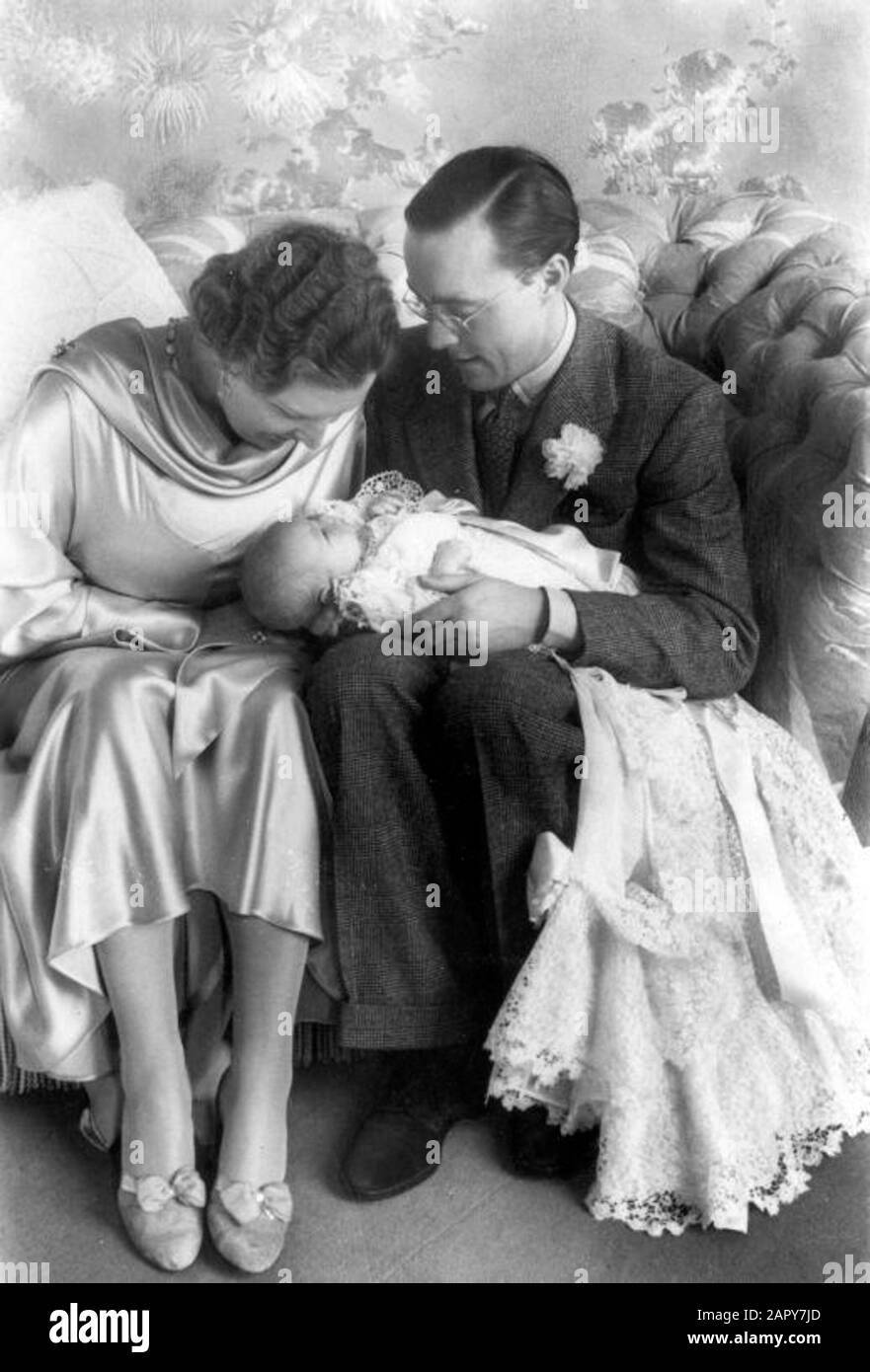Das erste Bild von Prinzessin Beatrix mit ihren Eltern Prinzessin Juliana und Prinz Bernhard. Das Bild wurde wahrscheinlich in der letzten Februarwoche im Palast Soestdijk aufgenommen. (Postkarte) Stockfoto