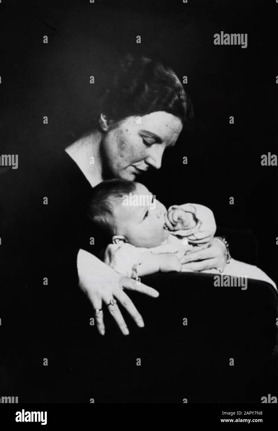 Neugeborene Prinzessin Beatrix in ihrem Schoß mit ihrer Mutter, der Prinzessin Juliana, 1938. Stockfoto