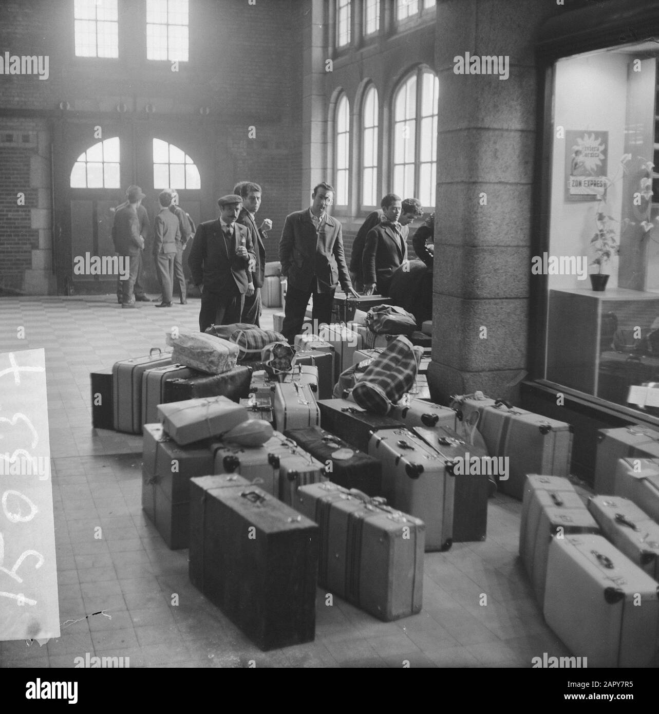 Spanische Arbeiter kehrten nach Spanien zurück. Im Maastrichter Bahnhof warten die Bergleute am 10. april 1963 Ort: Maastricht Schlüsselwörter: Gastarbeiter, Koffer, Bergleute, Stationen Stockfoto