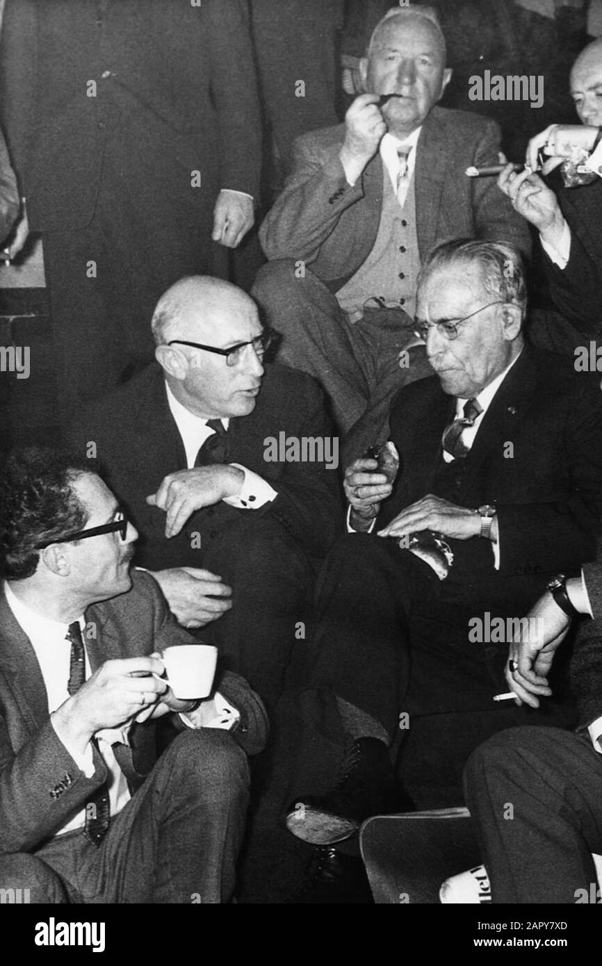 Eine Konvention der sozialdemokratischen Partei Niederlands, der P. V.A., mit den Politikern Drees und Samkalden, die in Nijmegen (Niederlande) Nederlands abgehalten wurden: Politici, Kongresssmen, socialisme, Drees W, Samkalden I, P. V. D.A., Nijmegen; Stockfoto