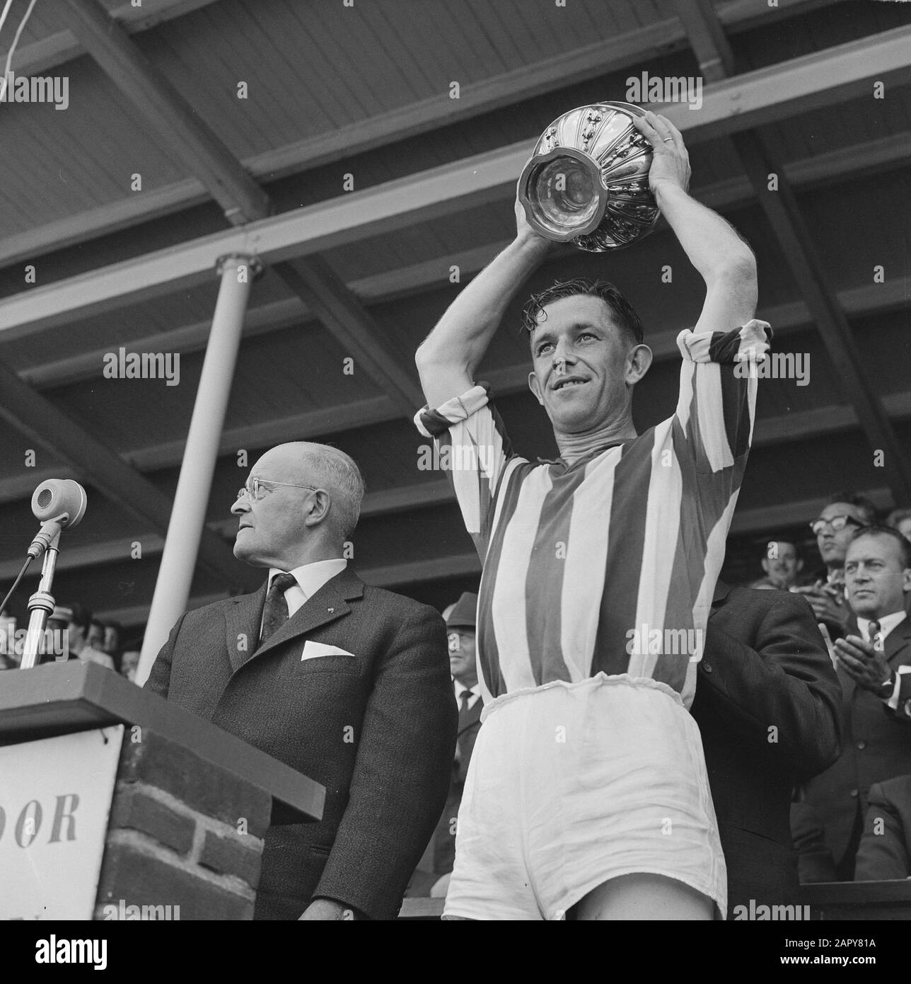 Willem II Cup Gewinner von ADO mit 3-0 Store. Brooymans mit Pokal, rechts Schroeder Datum: 23. Juni 1963 Schlagwörter: Cups, Sport, Fußball-Institution Name: Willem II Stockfoto