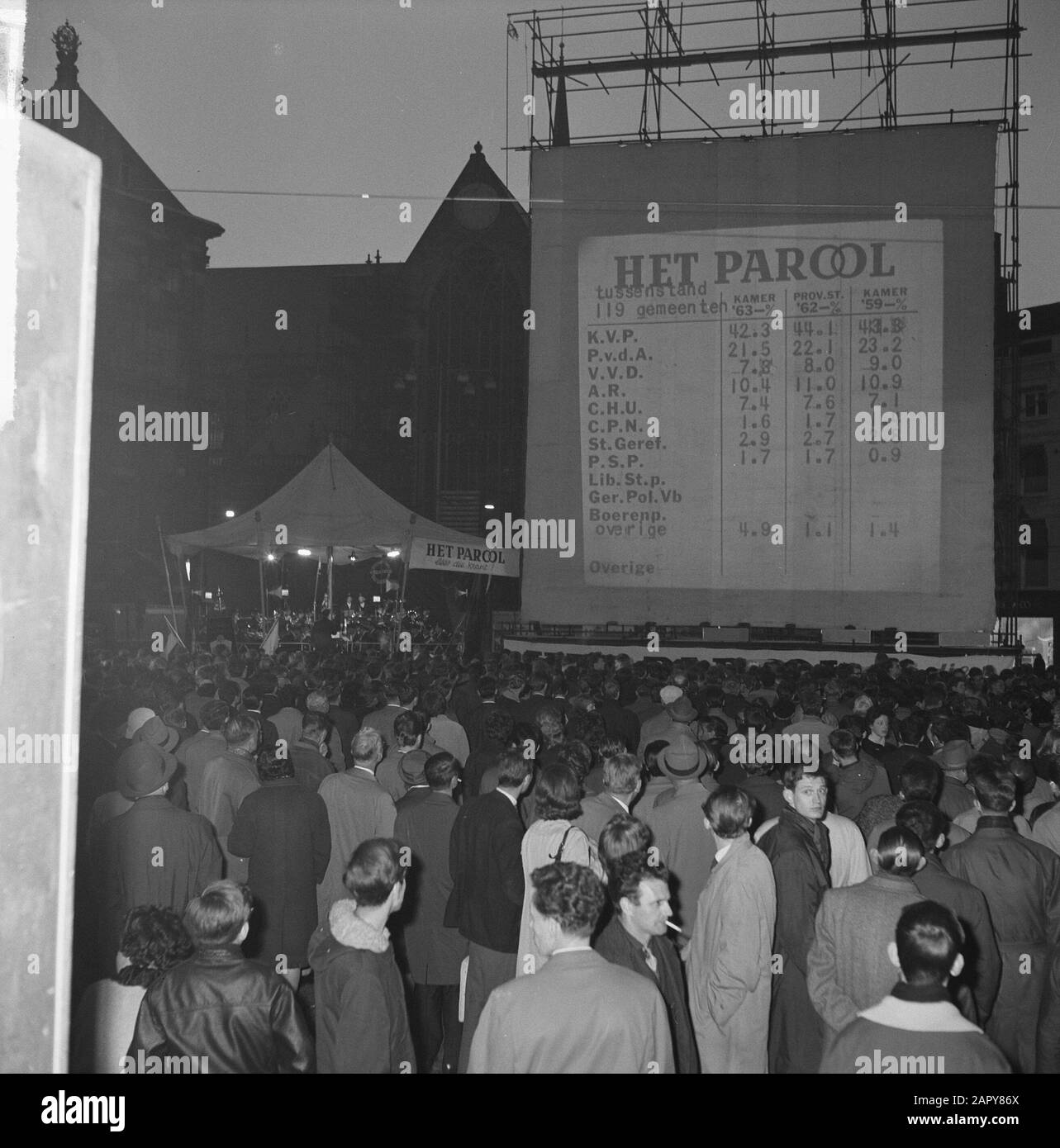 Zweite Kammerwahl 1963 Stimmungslage. Zum Datum des Damms: 15. Mai 1963 Ort: Amsterdam, Noord-Holland Stichwörter: Stimmen Stockfoto