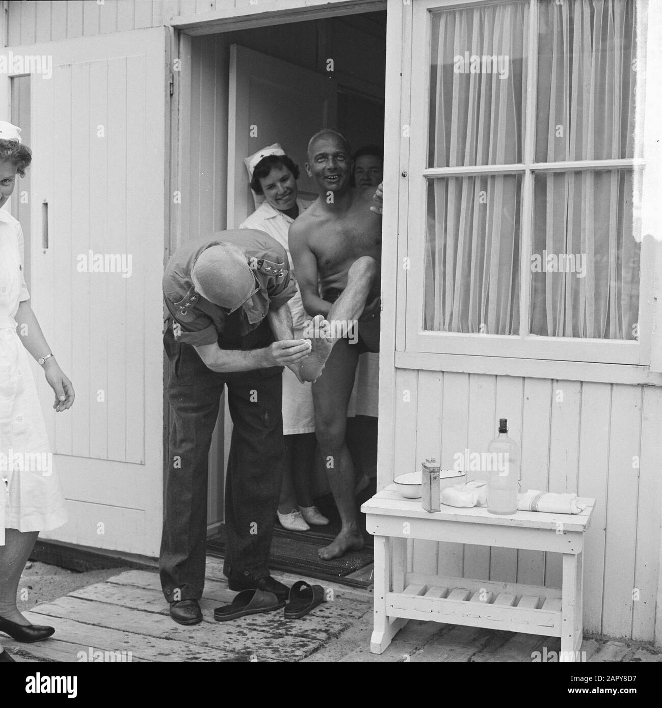 Jwallenplaaag entlang der Küste und Rotkreuz-Post in Scheveningen Datum: 4. August 1963 Standort: Scheveningen, Zuid-Holland Stockfoto