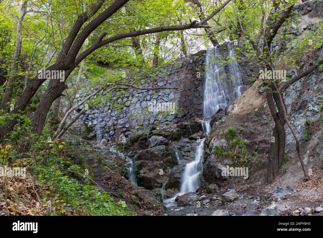Langzeitfotografie mit künstlichem Wasserfall auf dem Weg des Flusses Golab darreh, nördlich von teheran, iran Stockfoto