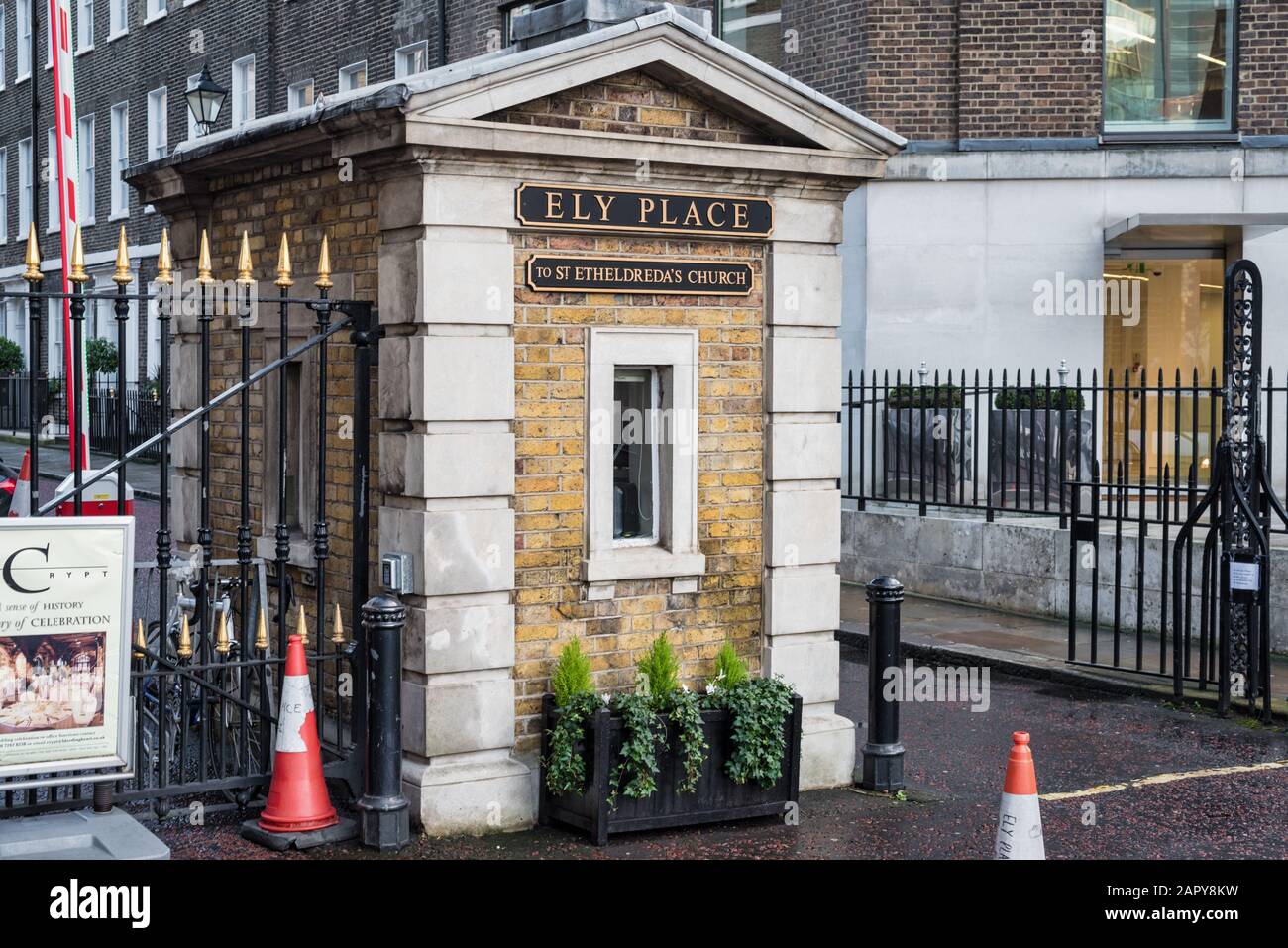 London, Großbritannien - 17. Januar 2020: Dies ist das Sicherheitstor für den Eingang zum Ely Place in London Stockfoto