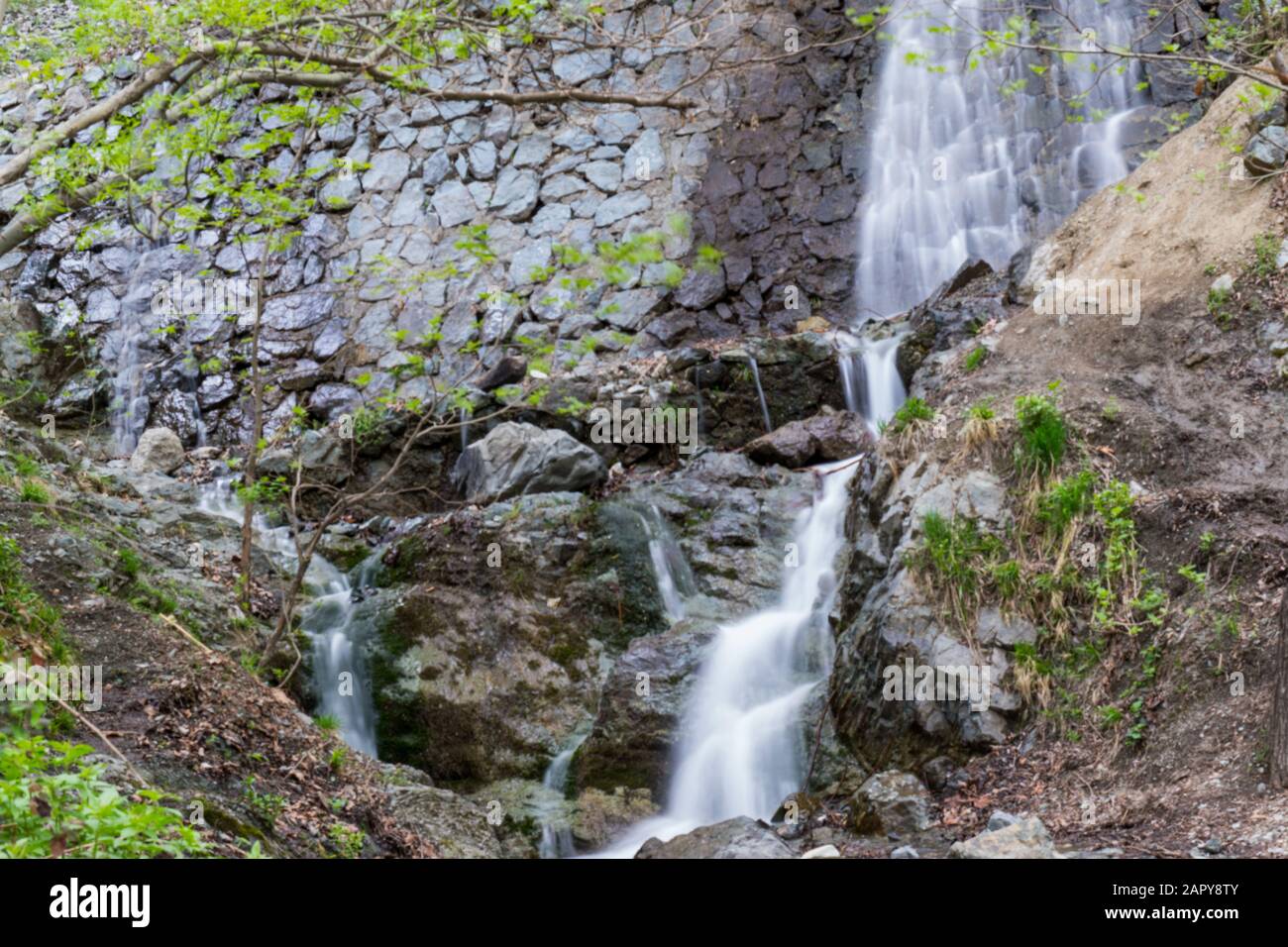 Langzeitfotografie mit künstlichem Wasserfall auf dem Weg des Flusses Golab darreh, nördlich von teheran, iran Stockfoto