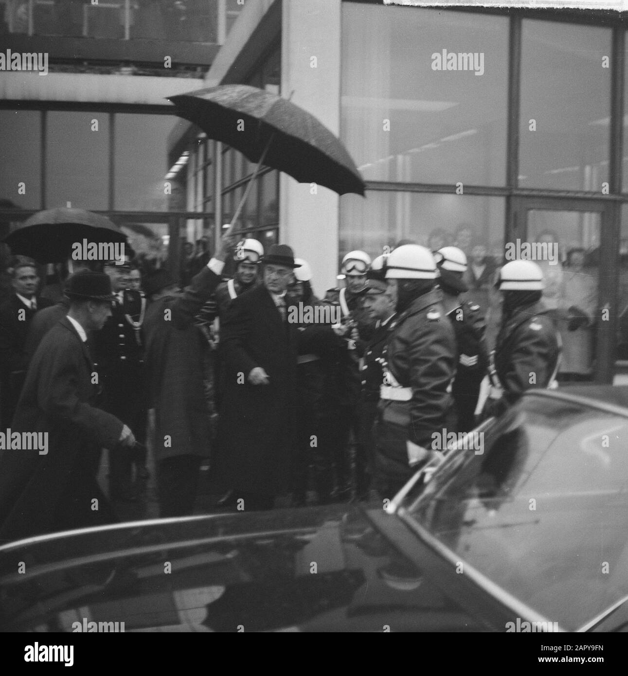 Lyndon B. Johnson reiste von Schiphol nach Amerika Der Vizepräsident auf seinem Weg zum Flugzeug Datum: 8. November 1963 Ort: Noord-Holland, Schiphol Schlüsselwörter: Vizepräsidenten Stockfoto