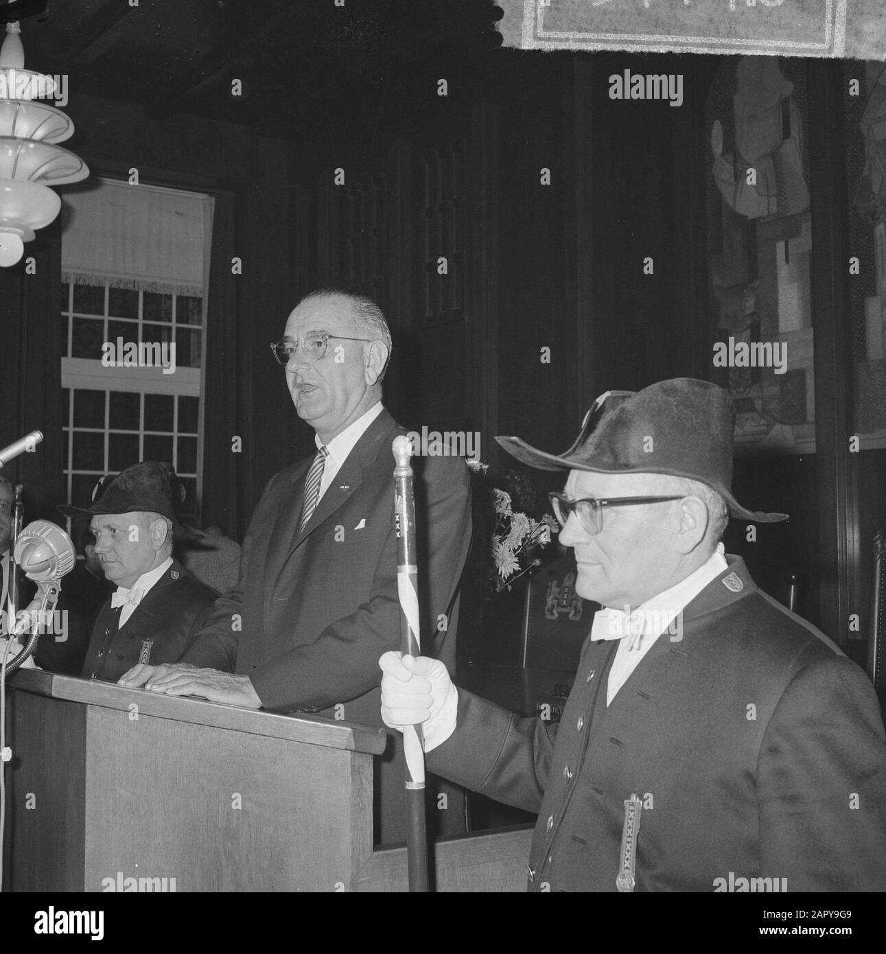 Vice President Lyndon B. Johnson in der City Hall in Amsterdam Datum: 6. November 1963 Standort: Amsterdam, Noord-Holland Schlüsselwörter: Rathäuser Stockfoto
