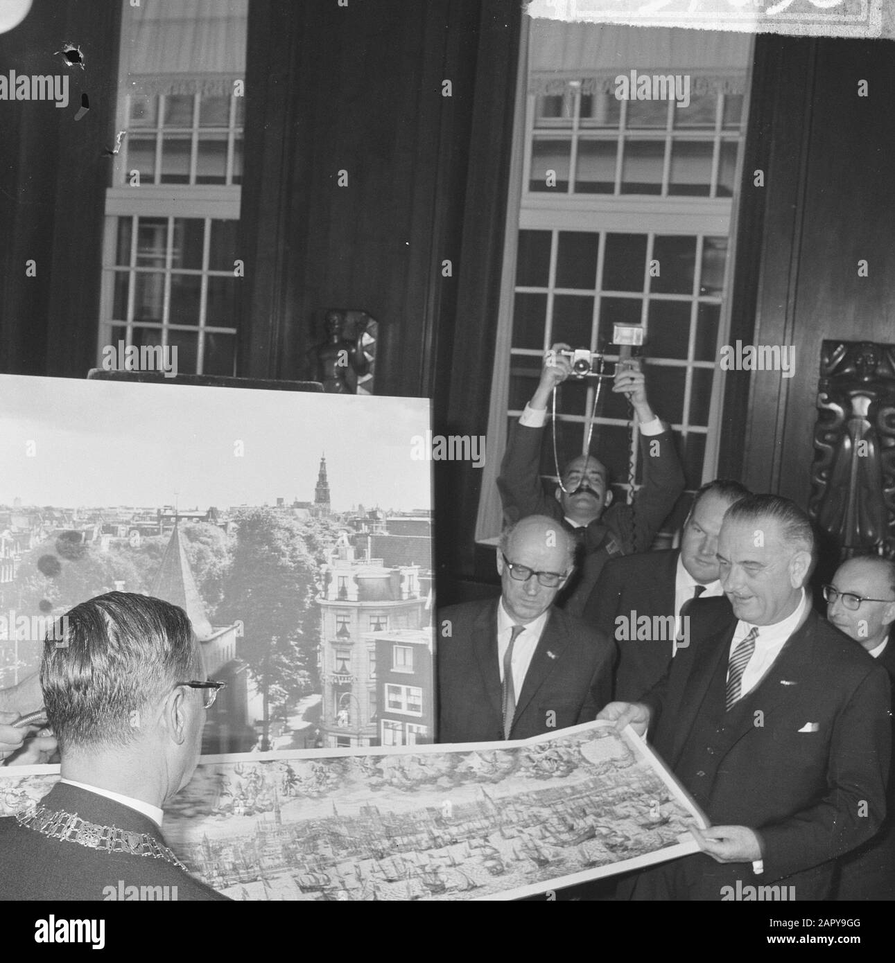 Vizepräsident Lyndon B. Johnson wurde in der Stadthalle in Amsterdam empfangen. Bürgermeister von Hall überreichte dem Vizepräsidenten einige Geschenke Datum: 6. November 1963 Ort: Amsterdam, Noord-Holland Schlüsselwörter: Geschenke, Quittungen, Handzettel, Rathäuser persönlicher Name: Halle, Gijs van Stockfoto