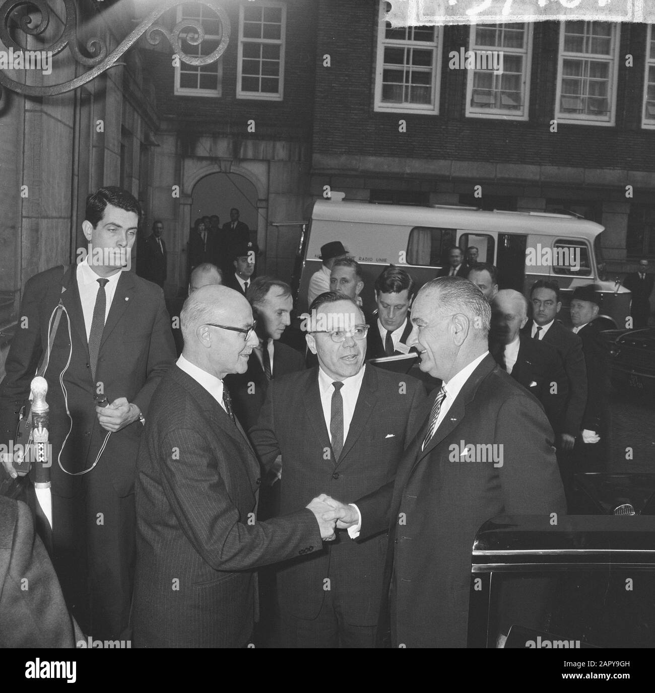 Vizepräsident Lyndon B. Johnson wurde in der Stadthalle in Amsterdam empfangen. Bürgermeister von Hall und Lyndon B. Johnson Datum: 6. November 1963 Ort: Amsterdam, Noord-Holland Schlüsselwörter: Belege, Rathäuser persönlicher Name: Halle, Gijs van Stockfoto