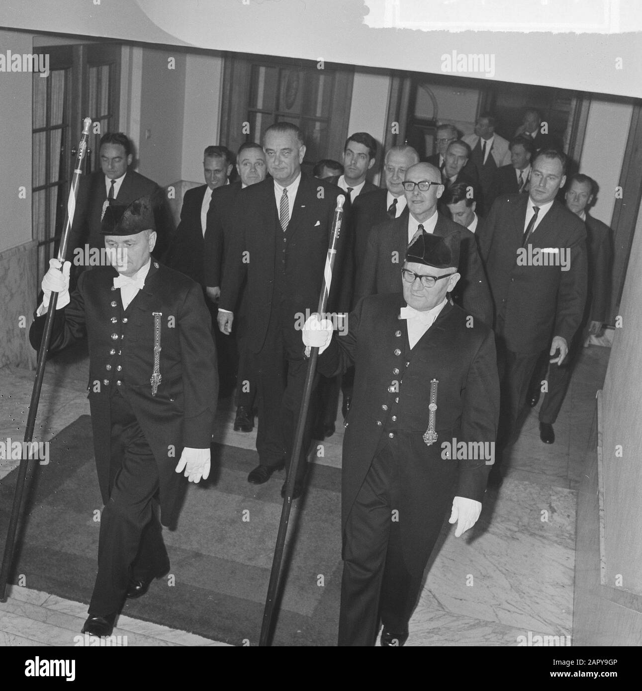 Vice President Lyndon B. Johnson in der City Hall in Amsterdam Datum: 6. November 1963 Standort: Amsterdam, Noord-Holland Schlüsselwörter: Rathäuser Stockfoto