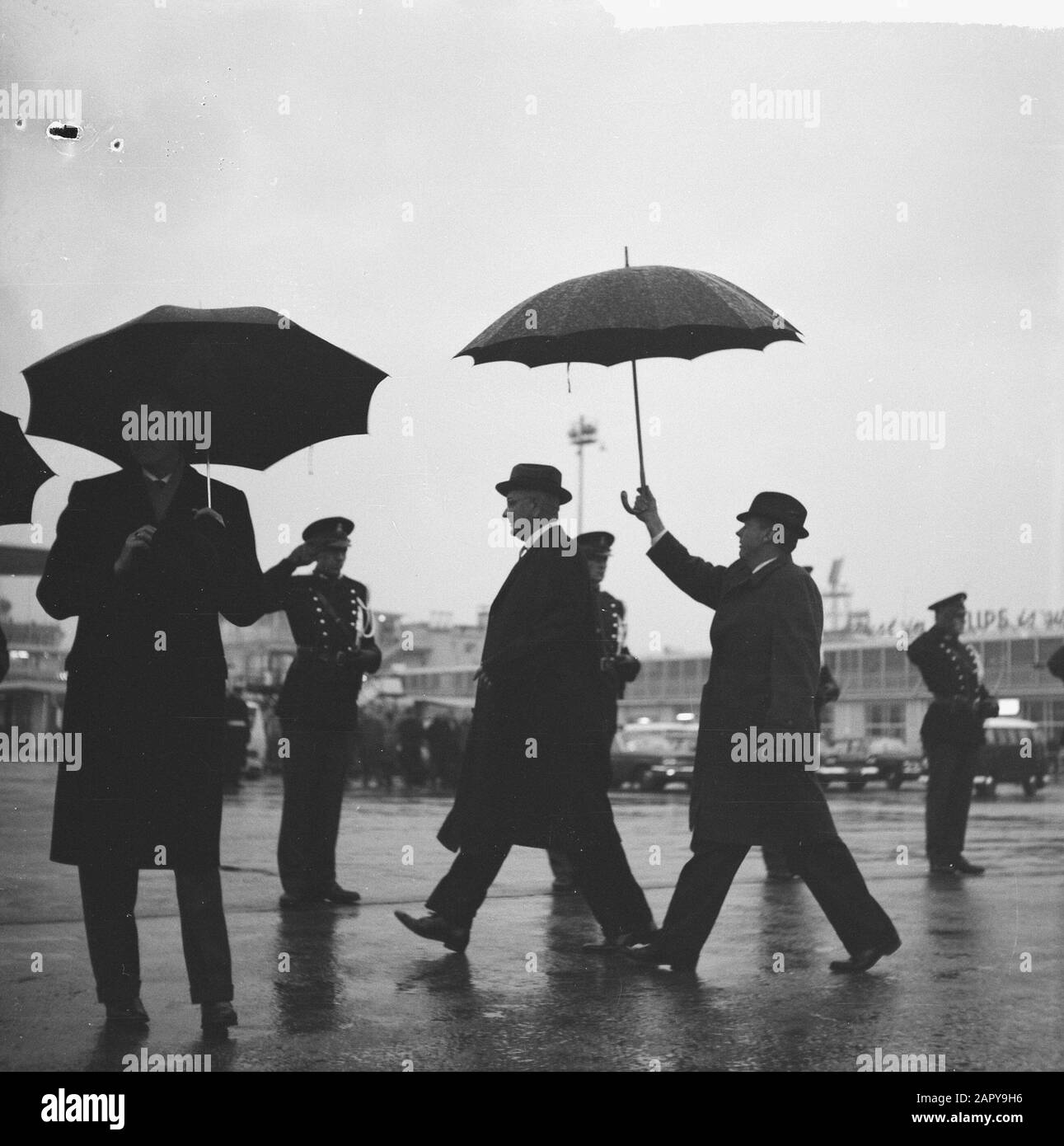 Lyndon B. Johnson reiste von Schiphol nach Amerika Der Vizepräsident auf seinem Weg zum Flugzeug Datum: 8. November 1963 Ort: Noord-Holland, Schiphol Schlüsselwörter: Vizepräsidenten Stockfoto