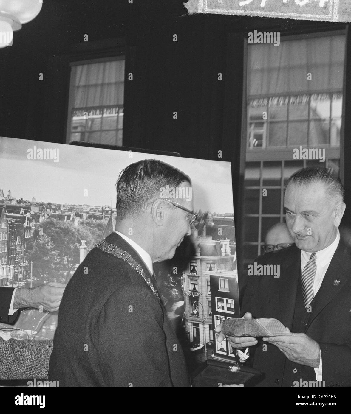 Vizepräsident Lyndon B. Johnson wurde in der Stadthalle in Amsterdam empfangen. Bürgermeister von Hall und Lyndon B. Johnson Datum: 6. November 1963 Ort: Amsterdam, Noord-Holland Schlüsselwörter: Belege, Rathäuser persönlicher Name: Halle, Gijs van Stockfoto