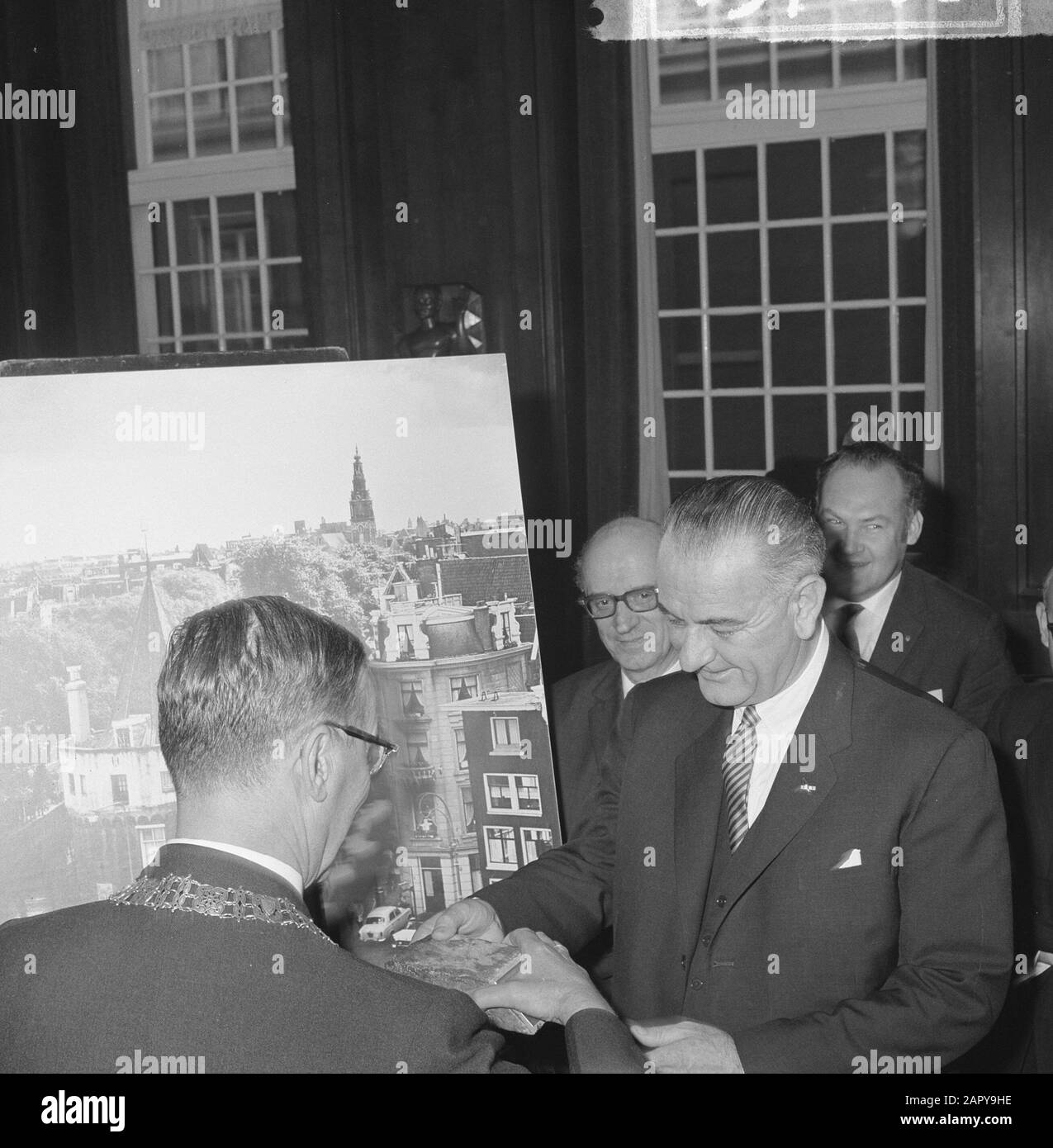 Vizepräsident Lyndon B. Johnson wurde in der Stadthalle in Amsterdam empfangen. Bürgermeister von Hall und Lyndon B. Johnson Datum: 6. November 1963 Ort: Amsterdam, Noord-Holland Schlüsselwörter: Belege, Rathäuser persönlicher Name: Halle, Gijs van Stockfoto