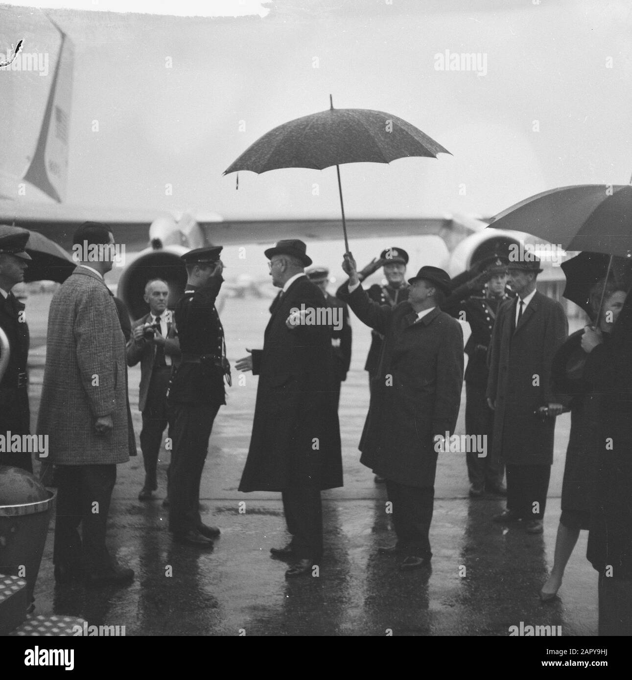 Lyndon B. Johnson reiste von Schiphol nach Amerika Datum: 8. November 1963 Ort: Noord-Holland, Schiphol Stockfoto